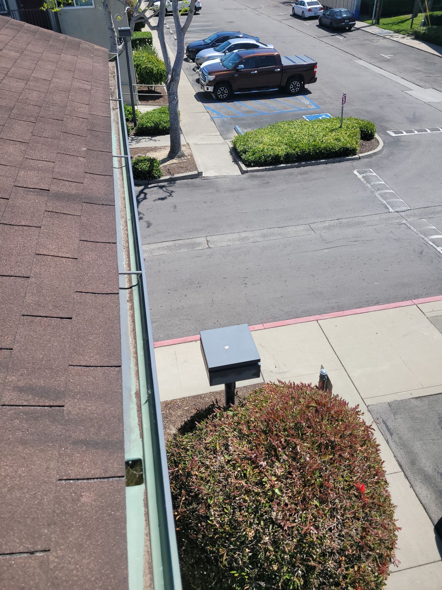 HOA gutter cleaning after photo.