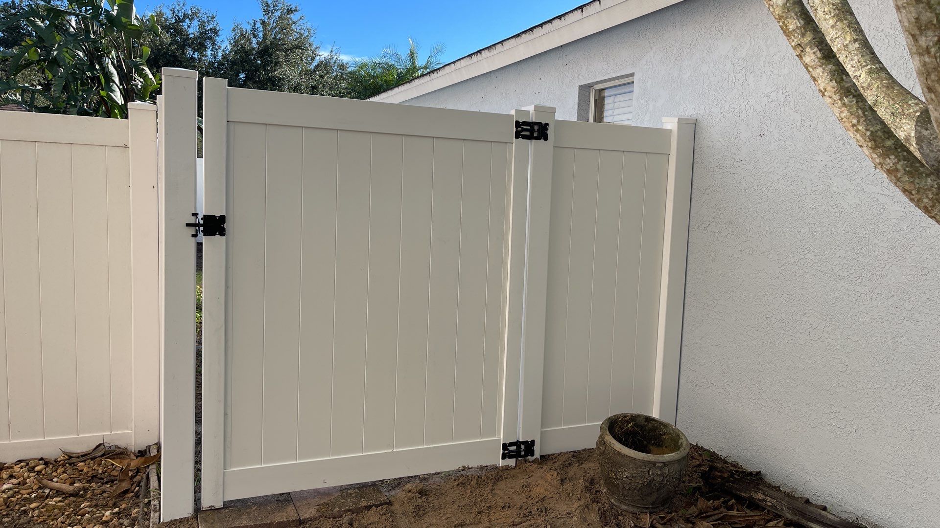 Palmetto, FL Vinyl Fence Installation using White Vinyl Privacy Fence by Asap fence and gates, LLC
