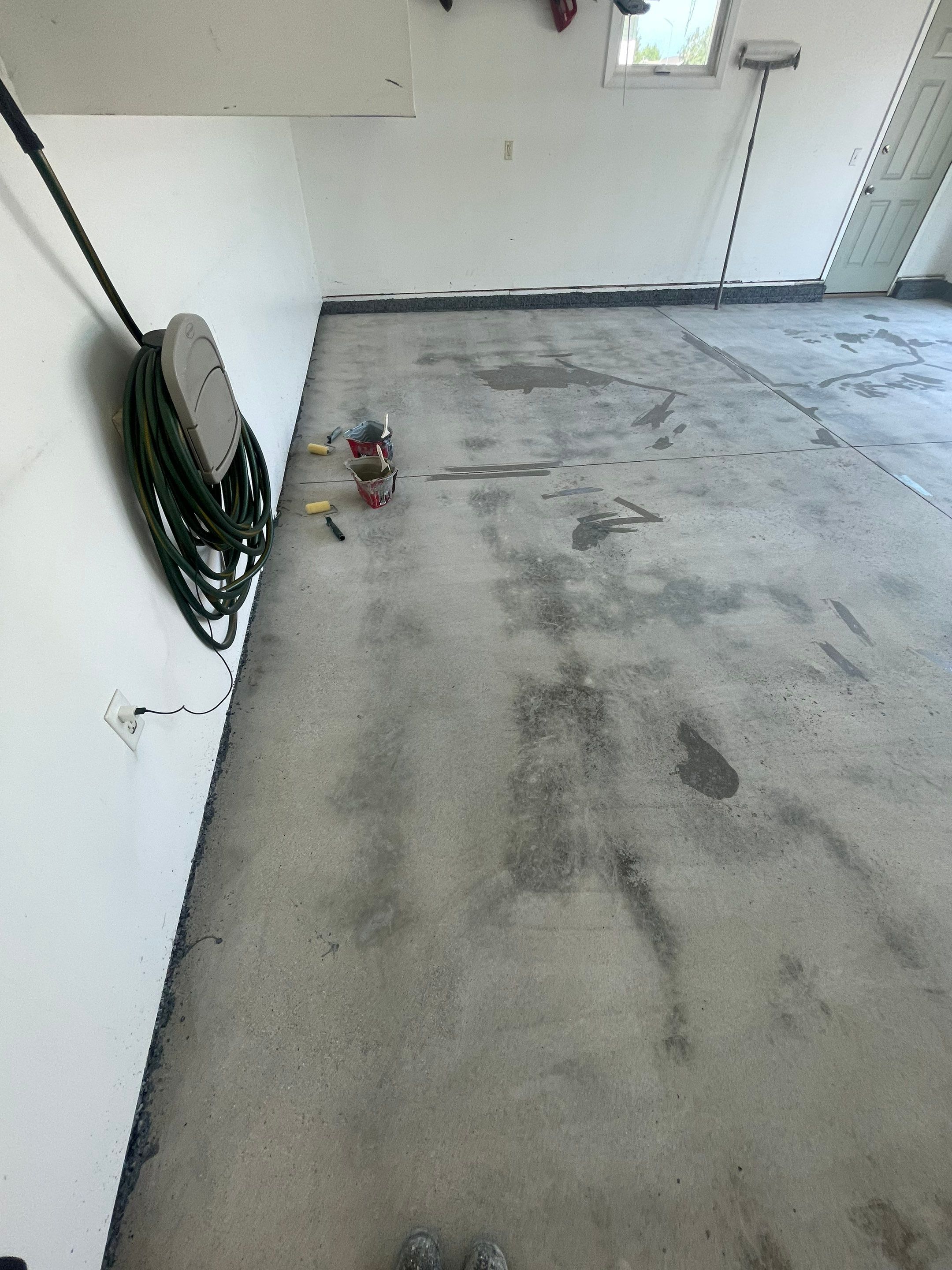 Sioux Falls Garage Floor Coating with Nightfall Decorative Chips by Select Painting, Coatings & Garage Cabinets