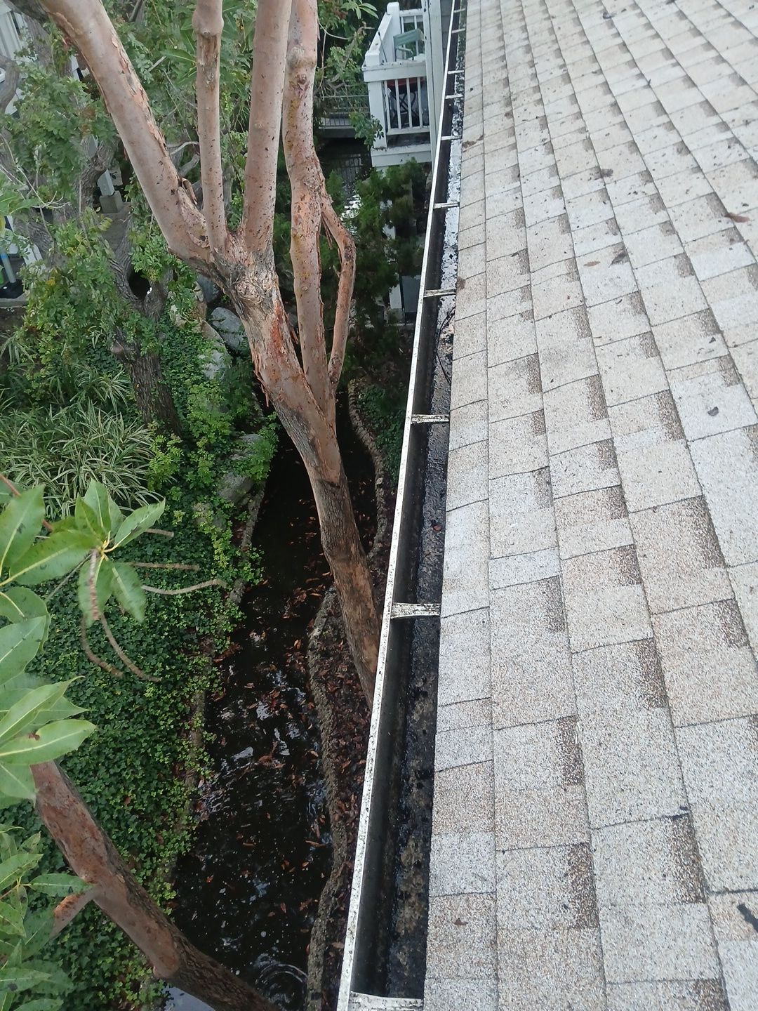 Commercial gutter cleaning Long Beach, CA after photo with clean gutters