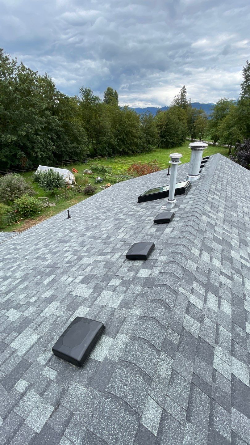 Residential Roofing Installation using OC Oakridge shingles and Duraclad Accent roof by Top Notch Roofing Inc