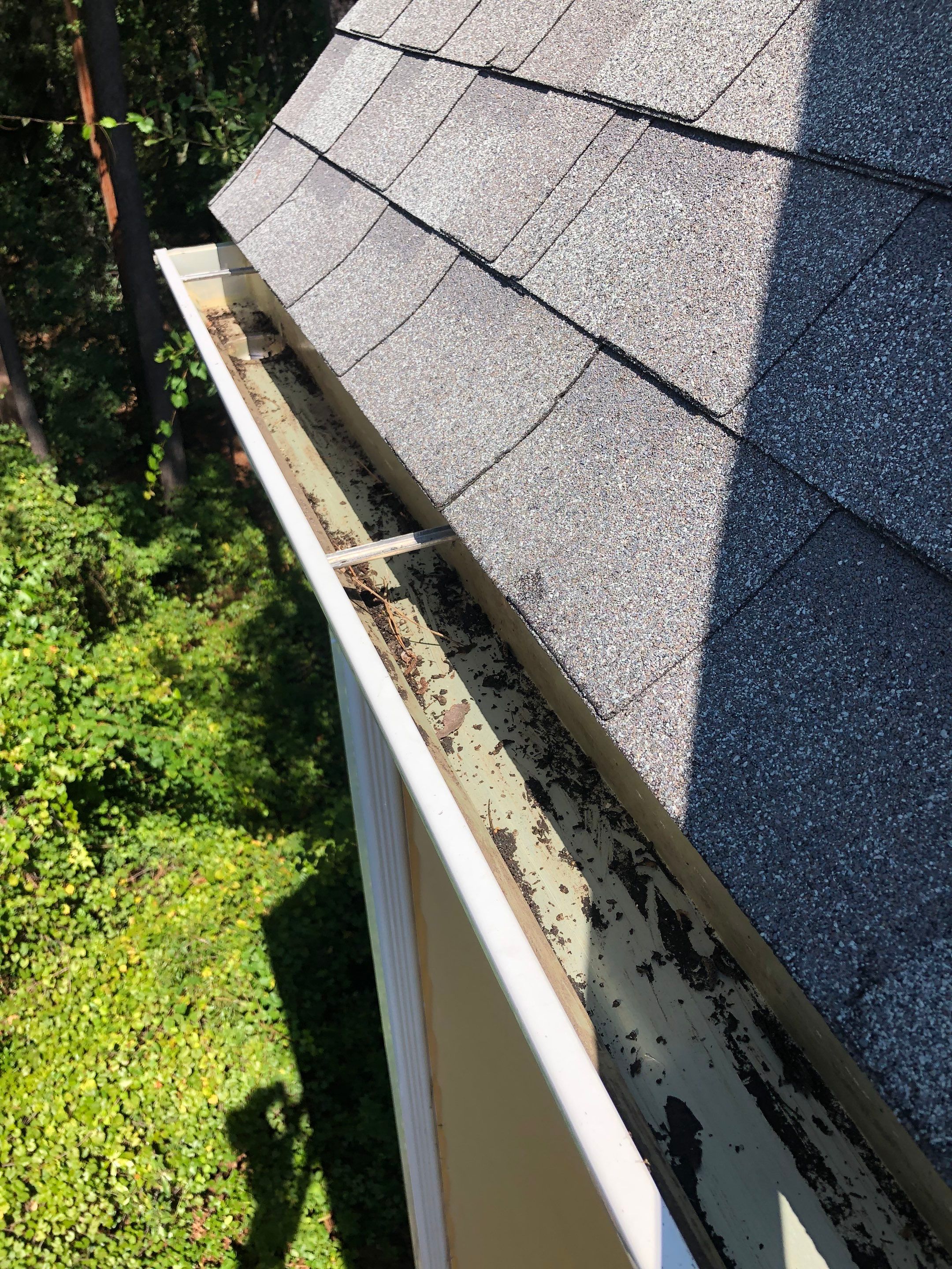 Commercial gutter cleaning Myrtle Beach after photo with clean gutters