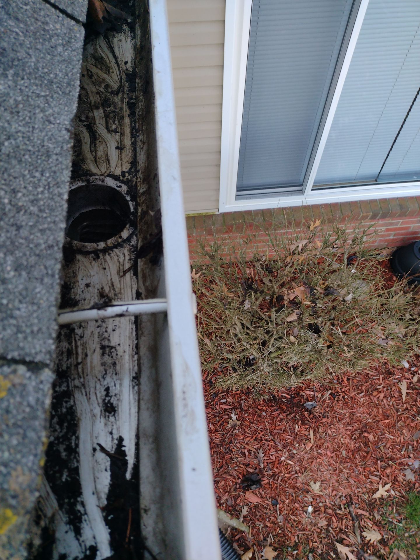 Commercial gutter cleaning Georgia after photo with clean gutters