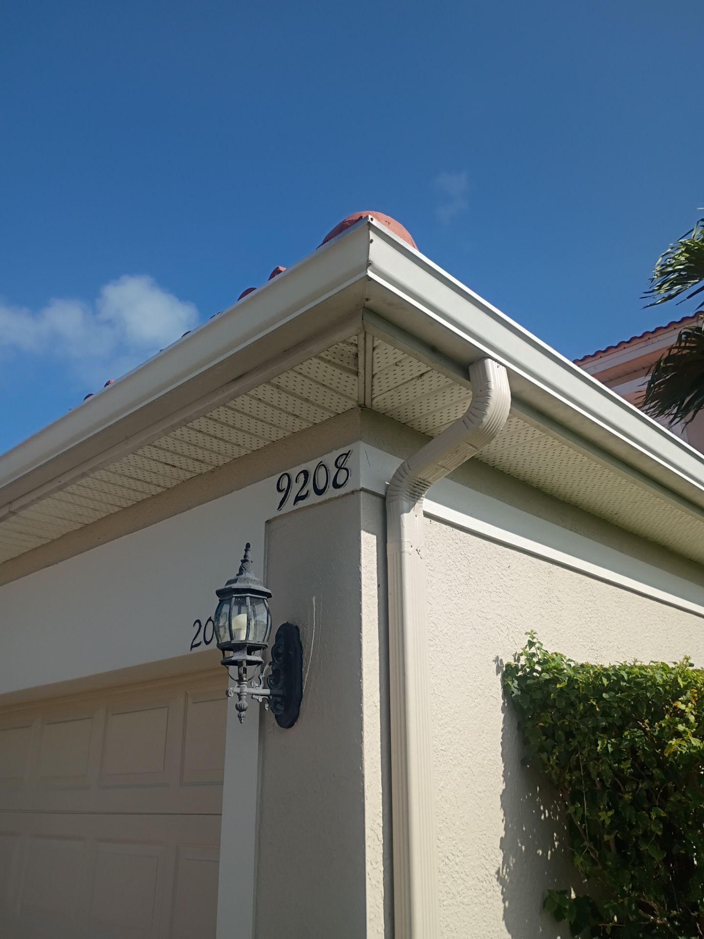 Aluminum Seamless Gutters using seal gutters in Fort Myers FL by Gutter Professors