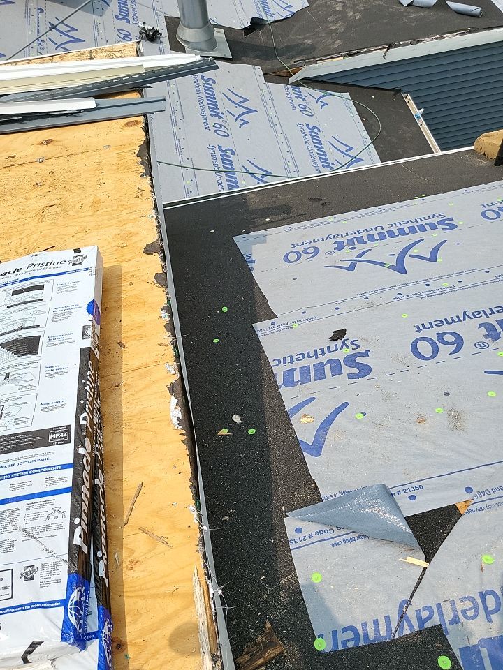 ATLAS PINNACLE COLOR: PRISTINE BLACK by Eagle Eye Roofing