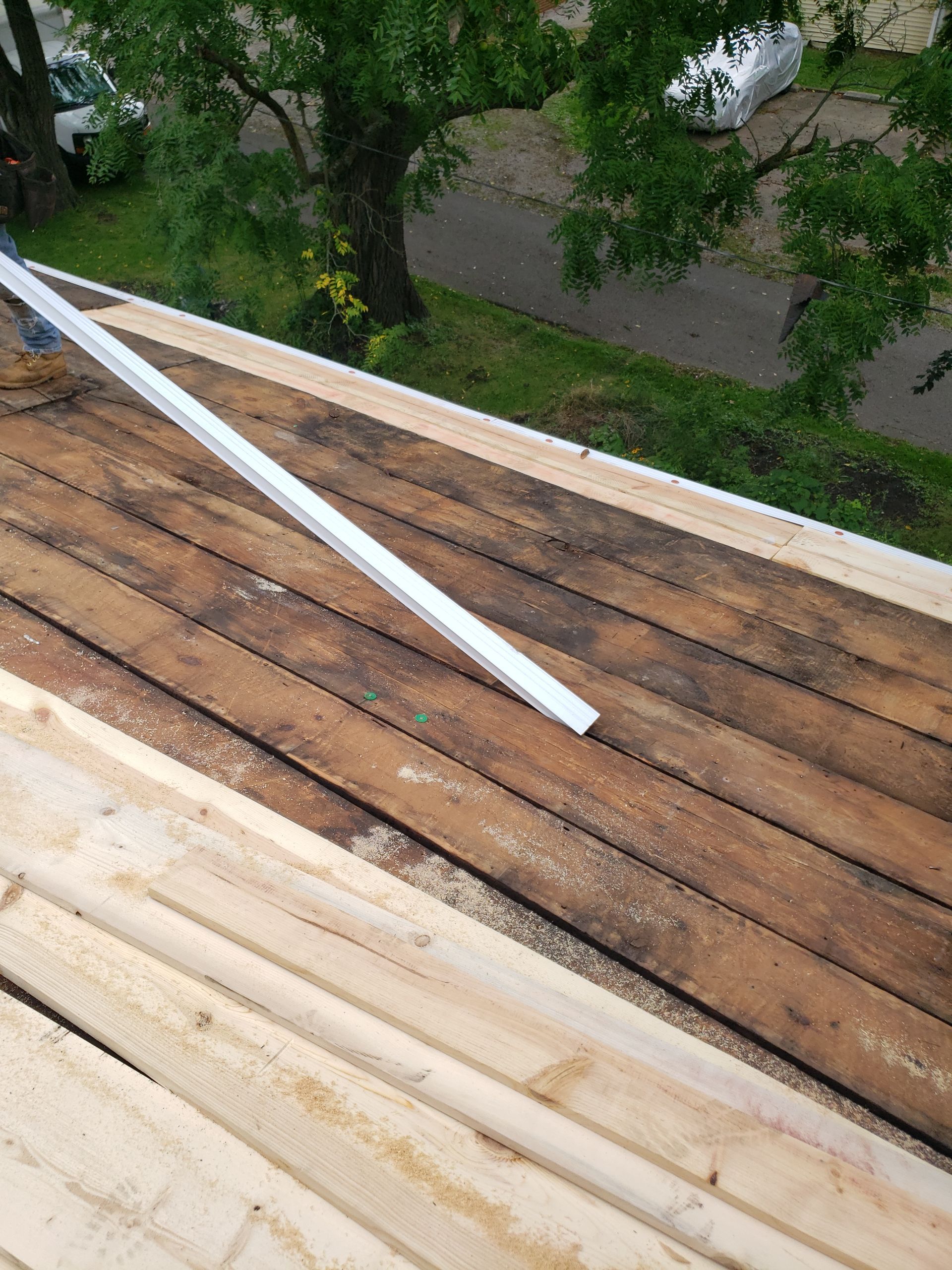 ATLAS PINNACLE COLOR: MAJESTIC SHAKE DRIP EDGE: WHITE by Eagle Eye Roofing