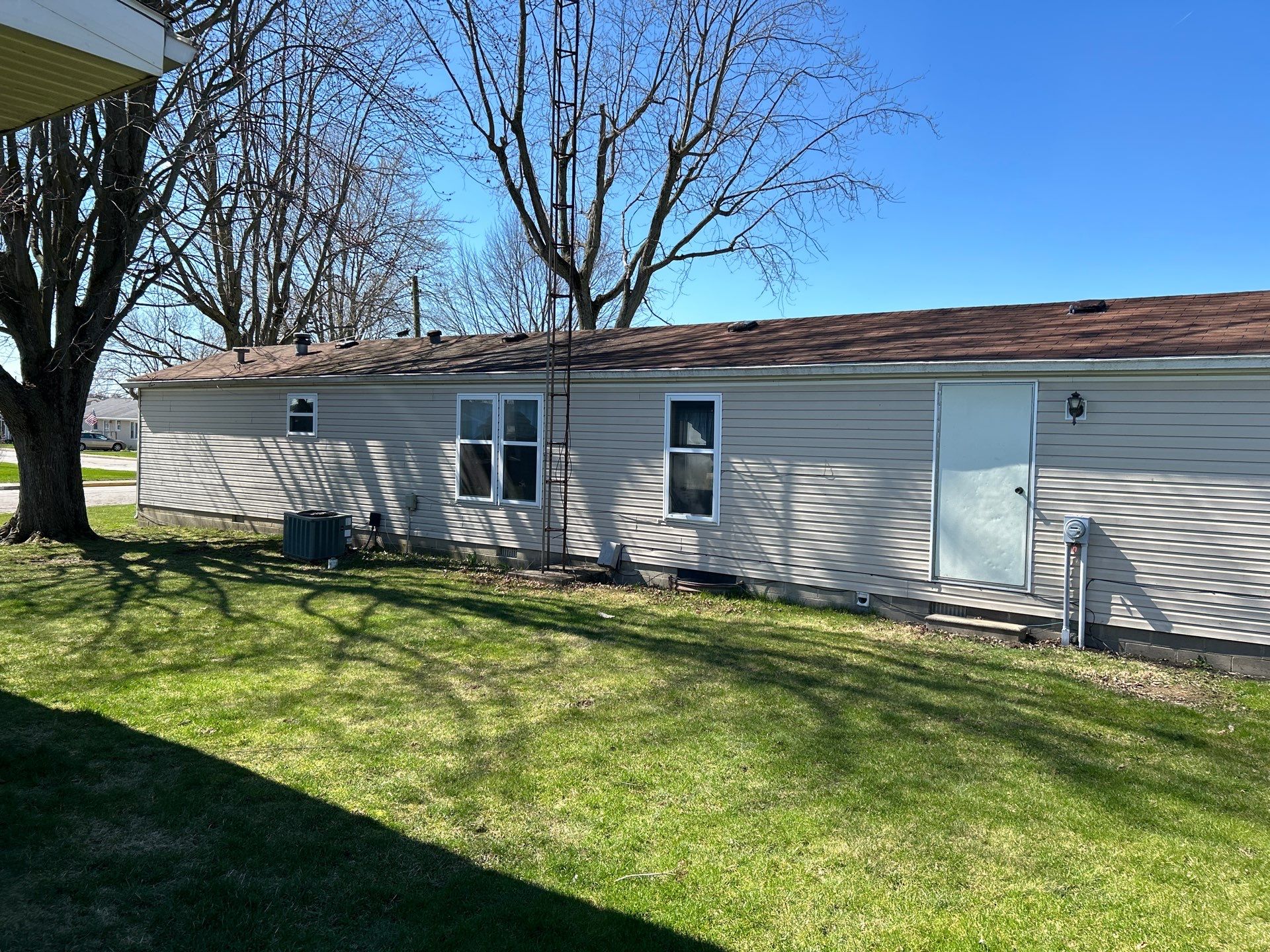 Roof and Siding Replacement using Norandex Cedar Knoll Graphite Siding and Owens Corning Durations in Onyx Black by WIW Enterprises Inc