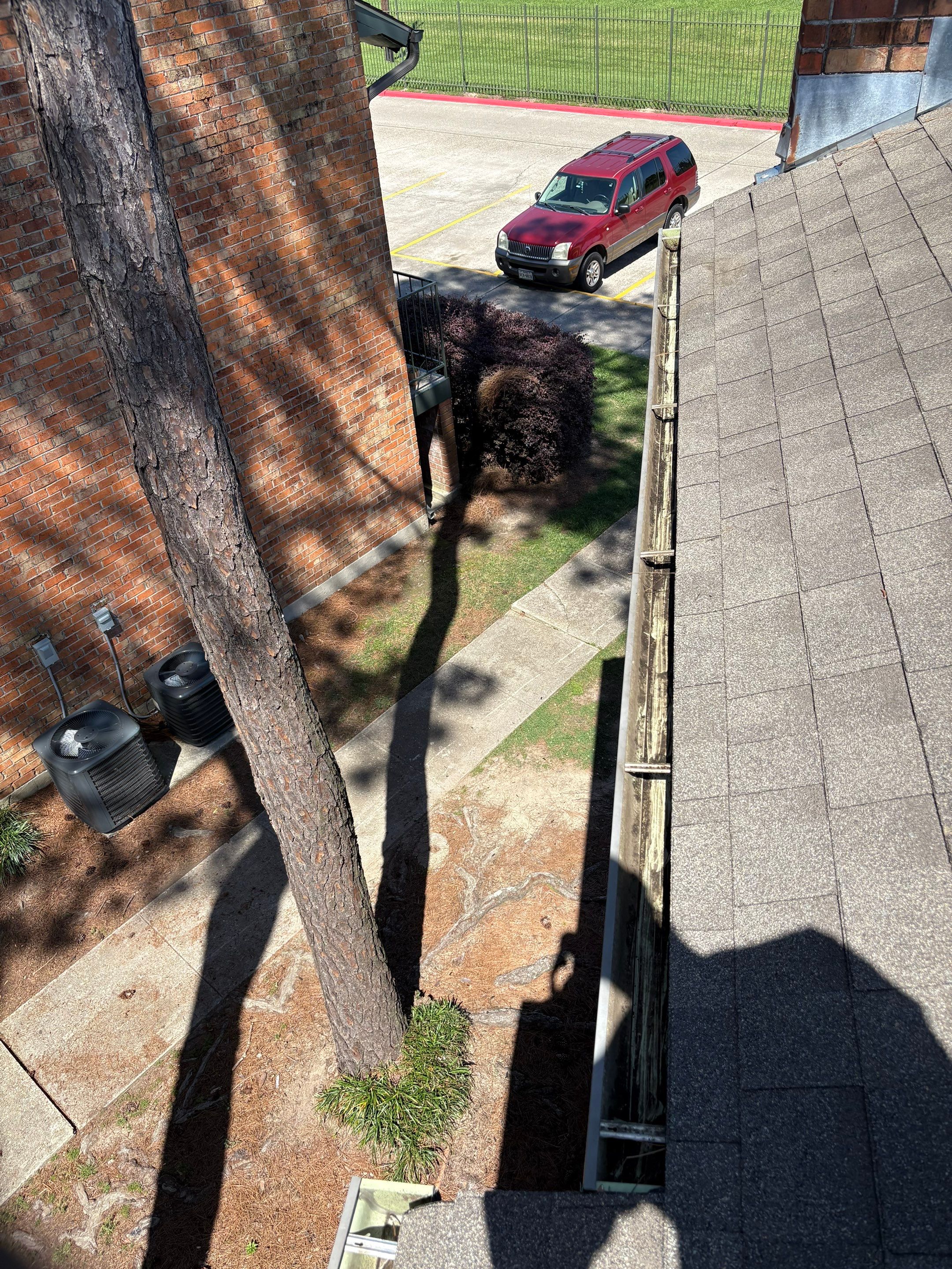 Commercial gutter cleaning Louisiana after photo with clean gutters