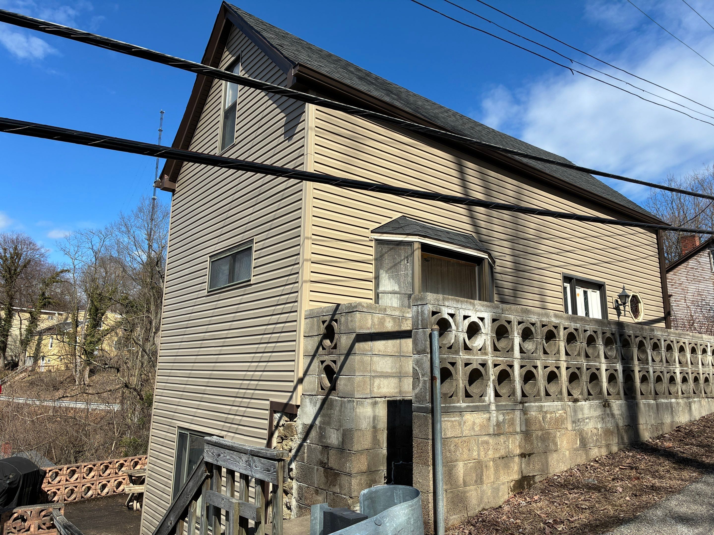 Beautiful Ovation by Mastic Vinyl Siding on the Northside by Ideal Siding Pittsburgh