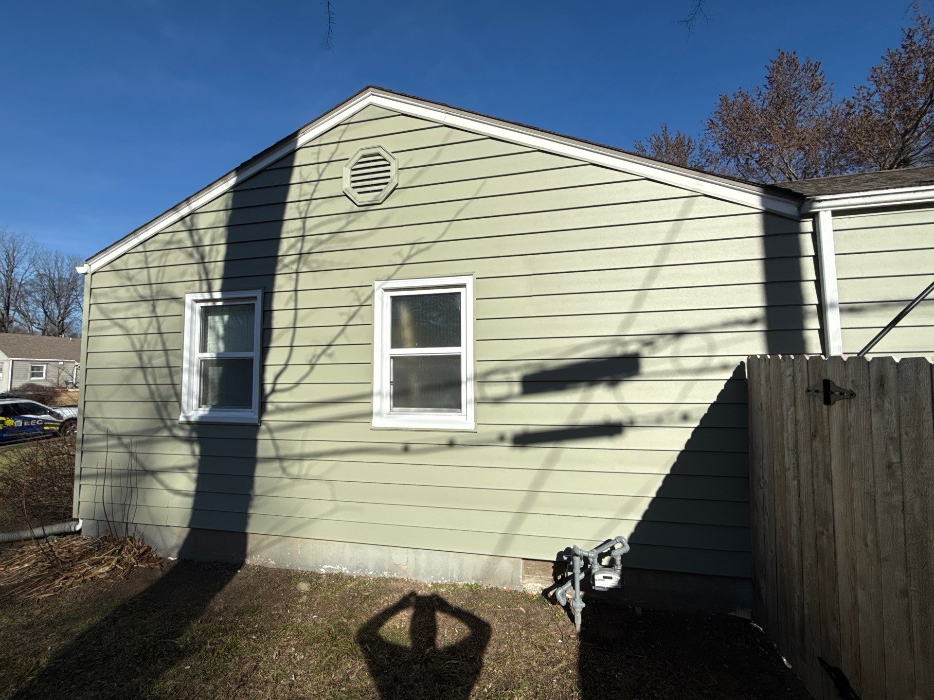 A whole new look for this Gladstone Home by EEC Windows, Siding & Roofing