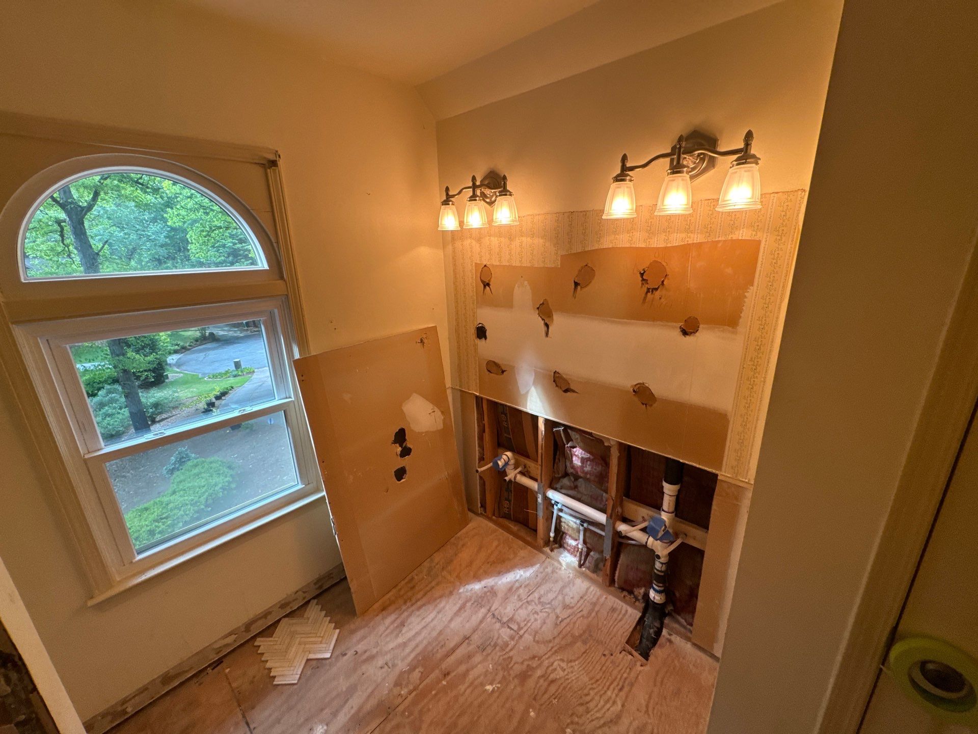 Guest bathroom renovation by Prudencio