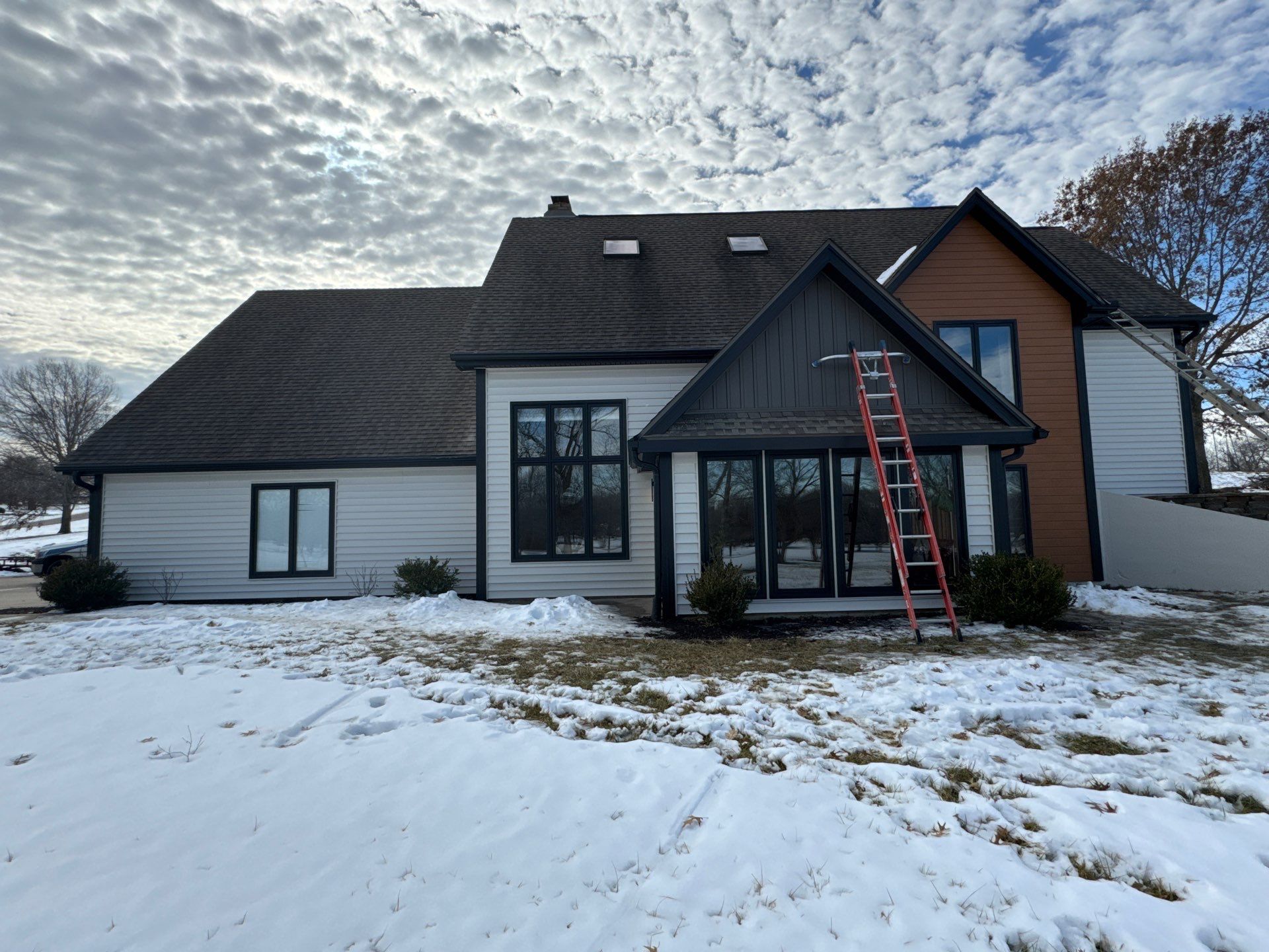 Siding Installation using Craneboard in Liberty Mo  by EEC  Windows, Siding & Roofing 