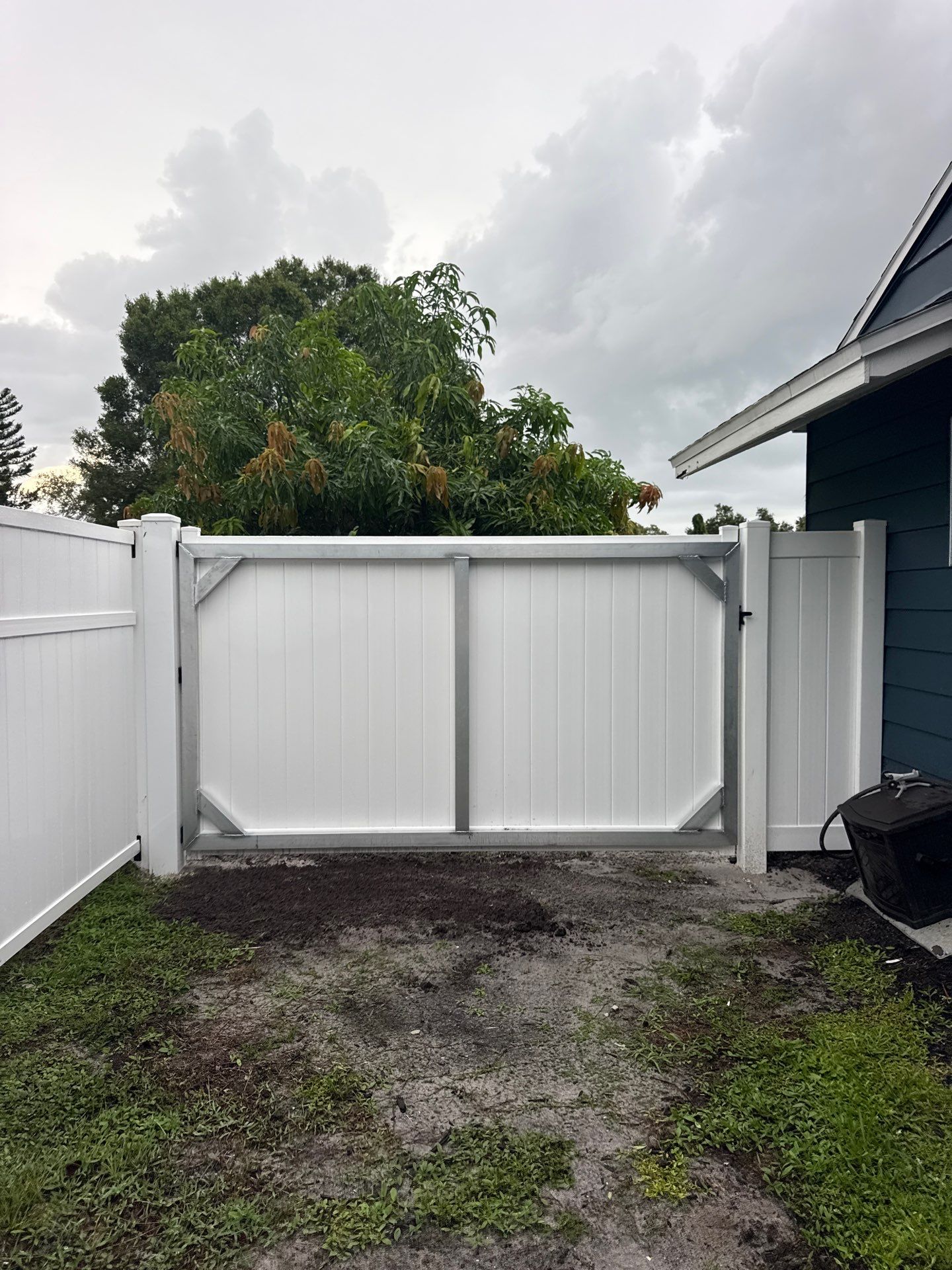 White Vinyl Privacy Fence and Backyard Enclosure in Sarasota by True Fence LLC