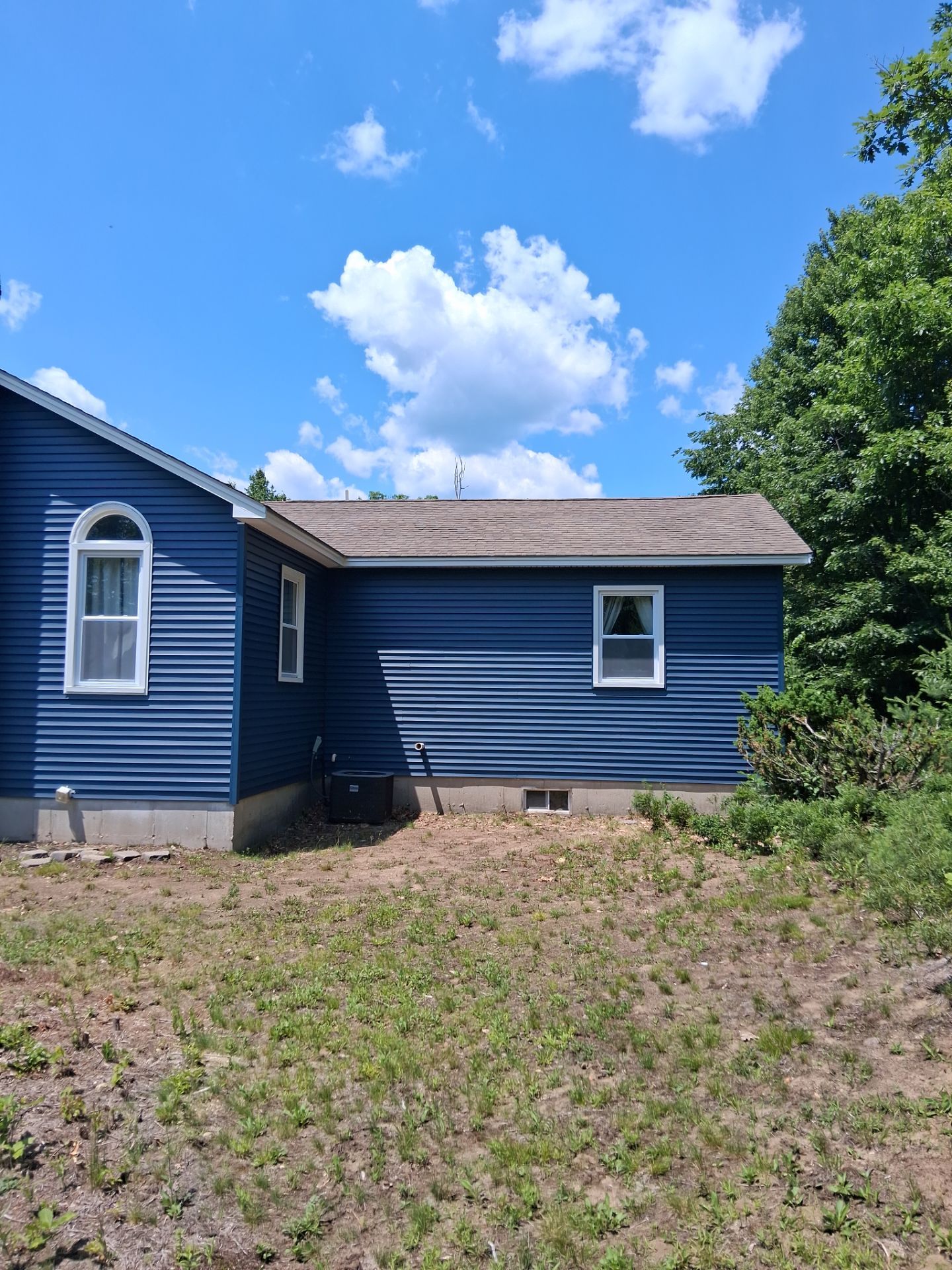 Barnstead, NH – Premium Vinyl Siding Transformation by Tall pine roofing