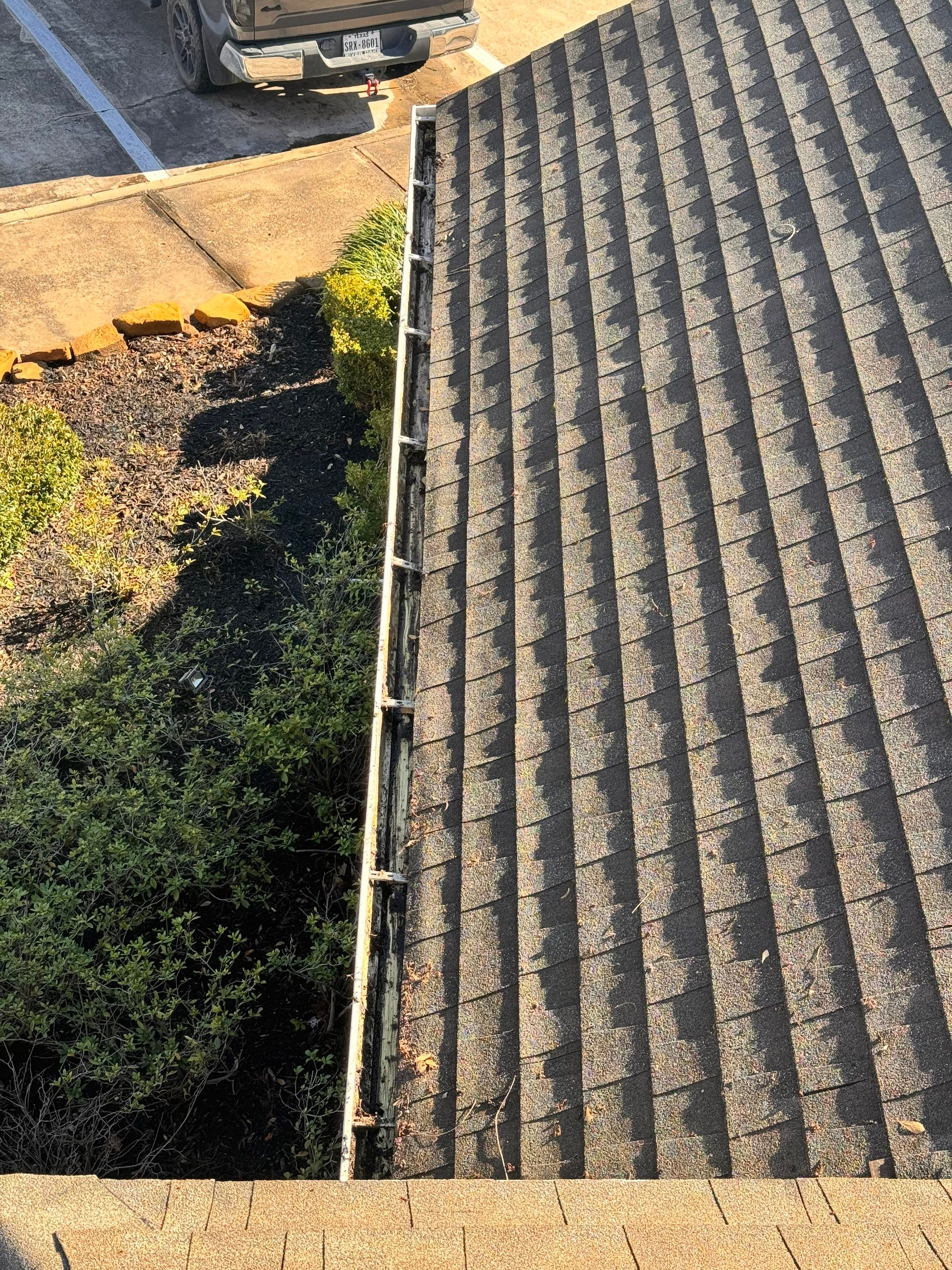 HOA gutter cleaning after photo.