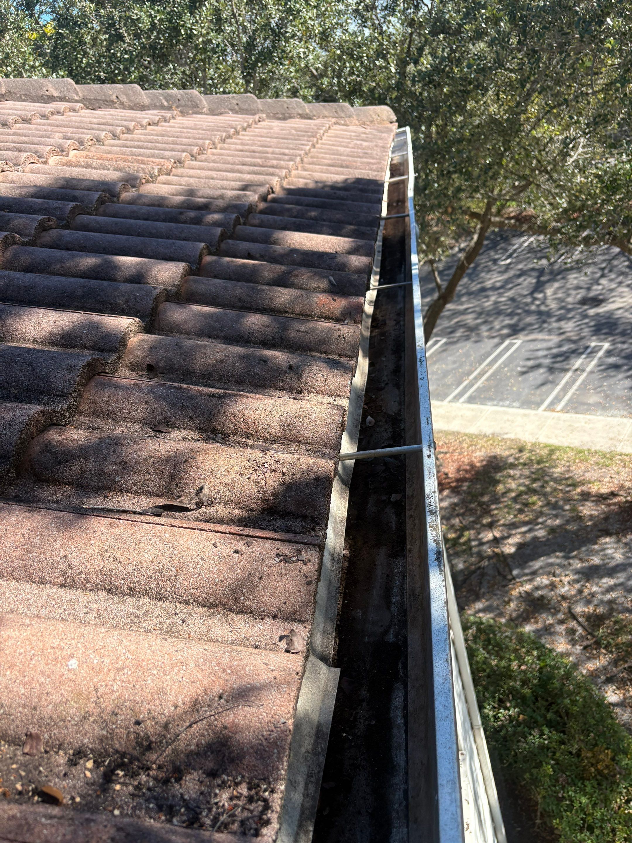 HOA gutter cleaning after photo.