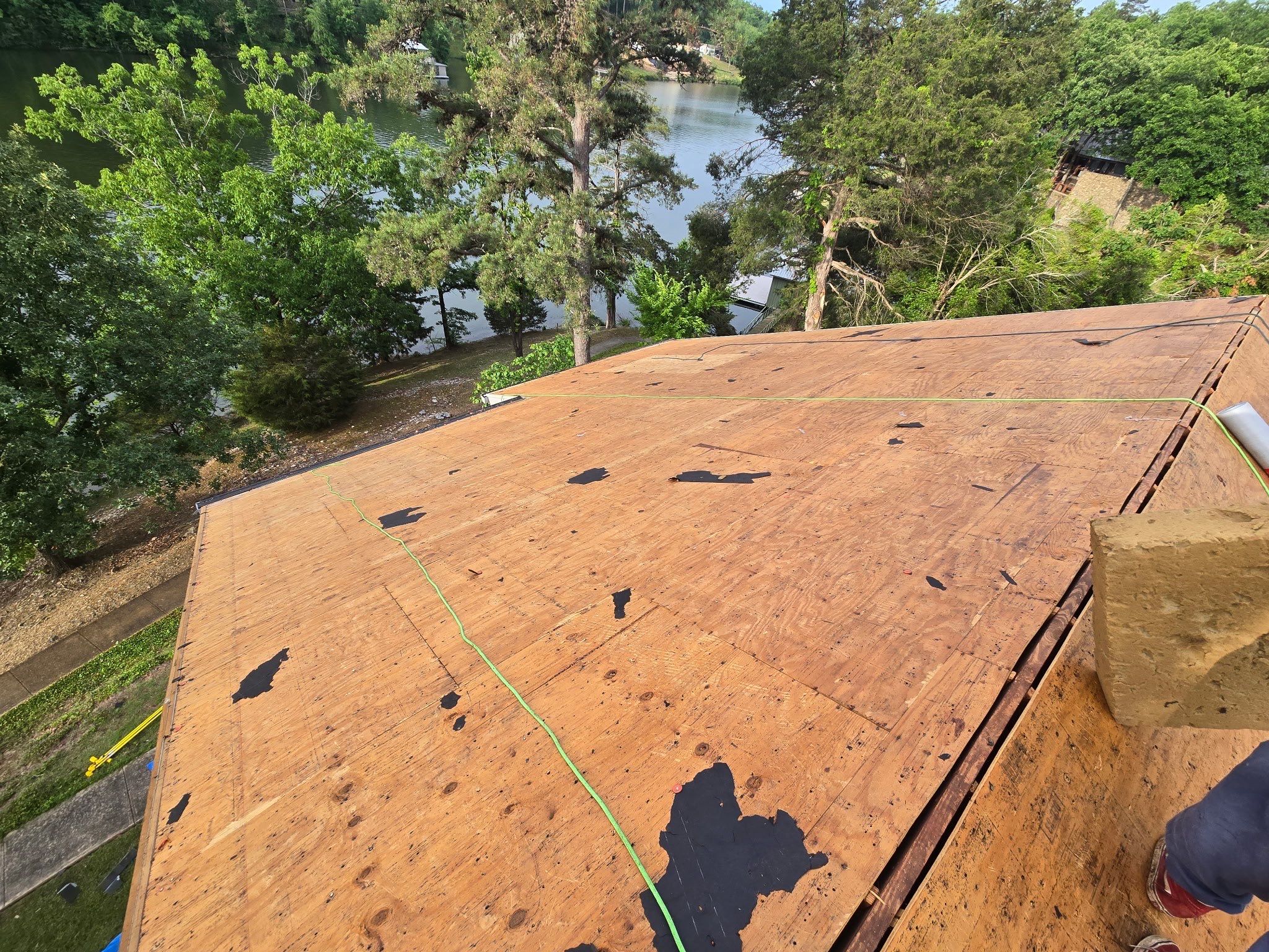 GAF Timberline HDZ Roof Replacement and Skylight Installation in Counce by Revival Roofing Services
