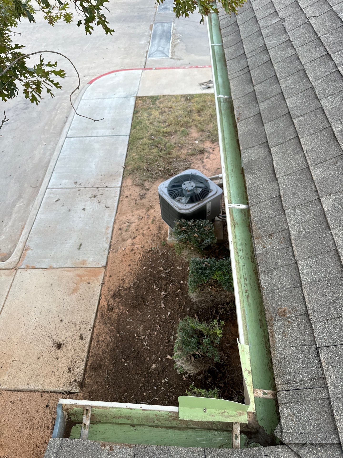 HOA gutter cleaning after photo.