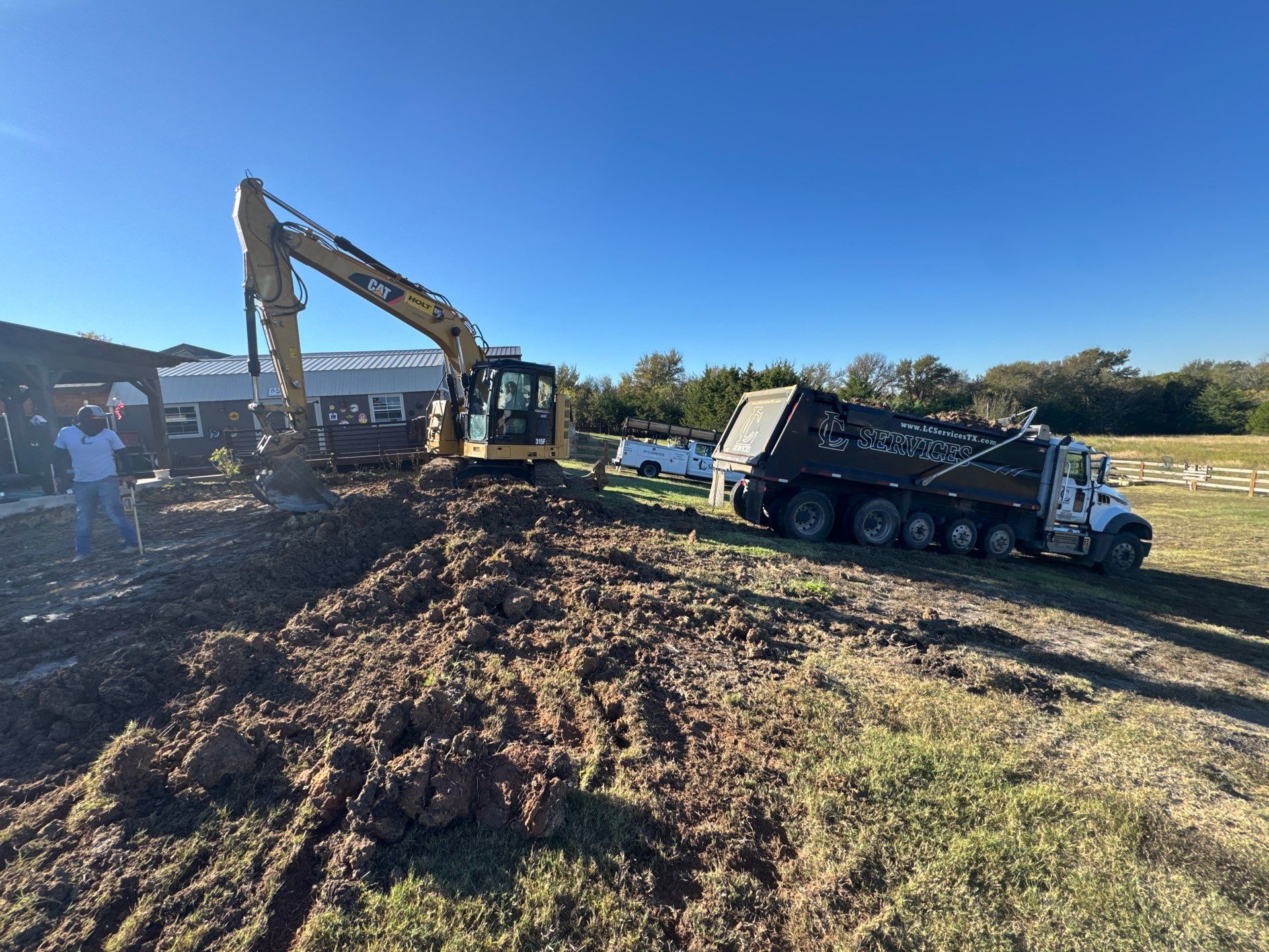 Large Classical Pool and Spa by Pinnacle Pools and Spas - DFW