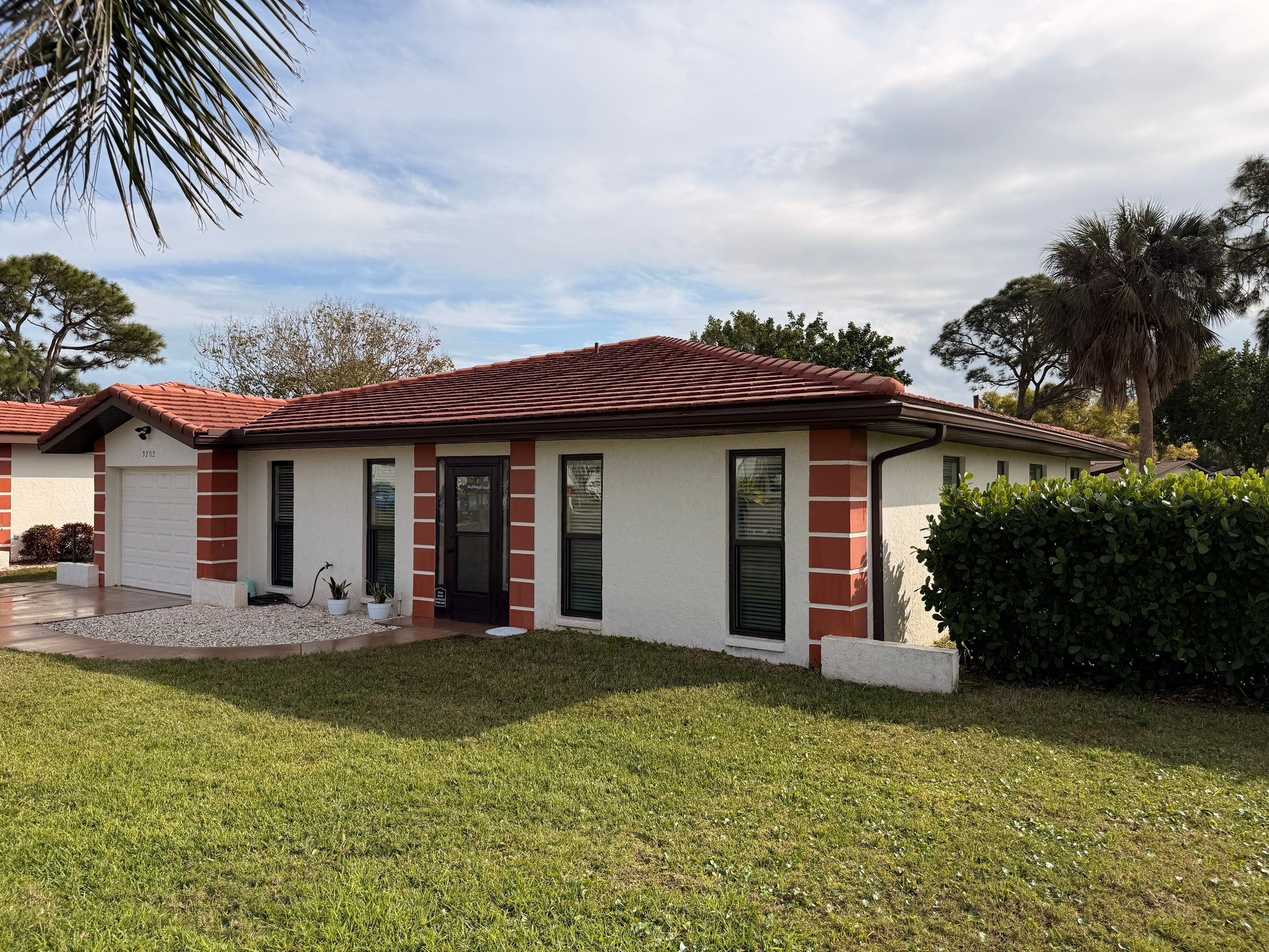 Neighboring Tile Roof Cleanings in Vivienda at Bradenton I – Bradenton, FL by Sunshine AquaWash
