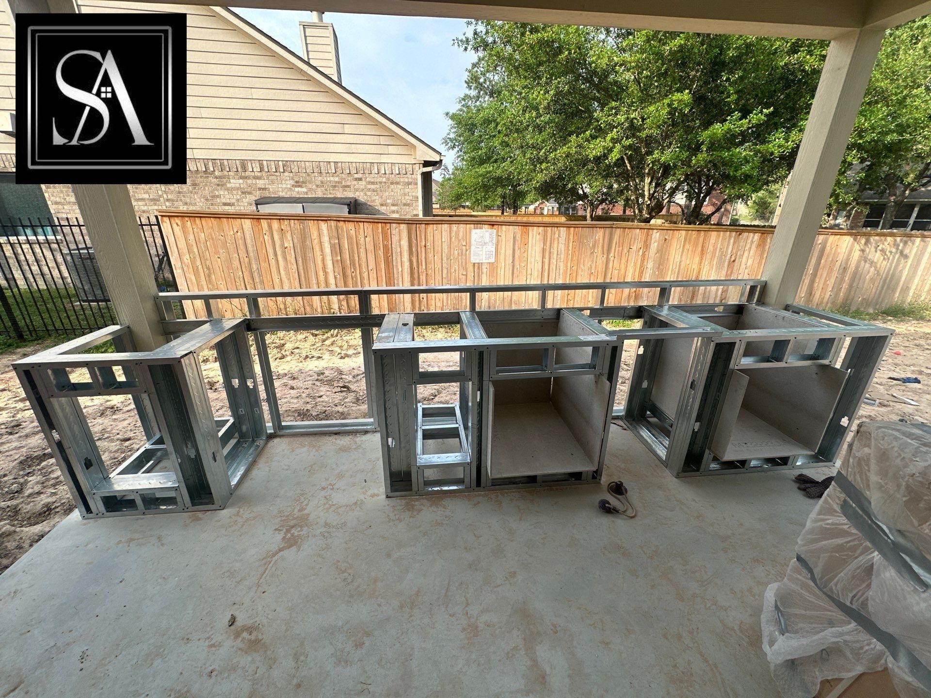 Pool, Patio Cover and Summer Kitchen in Creekside by SophAlx LLC
