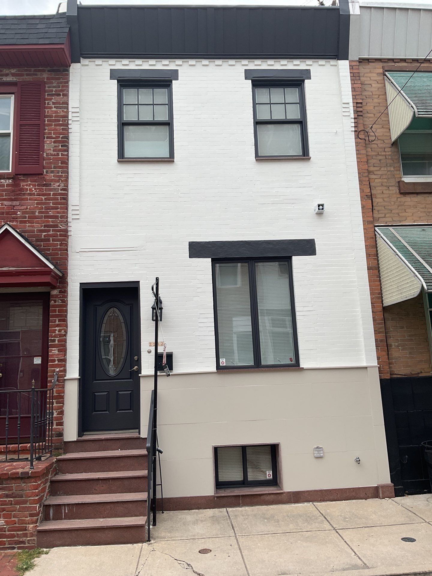 🖤🤍 Timeless Contrast Brings New Life to This South Philadelphia Façade by Groovy Hues
