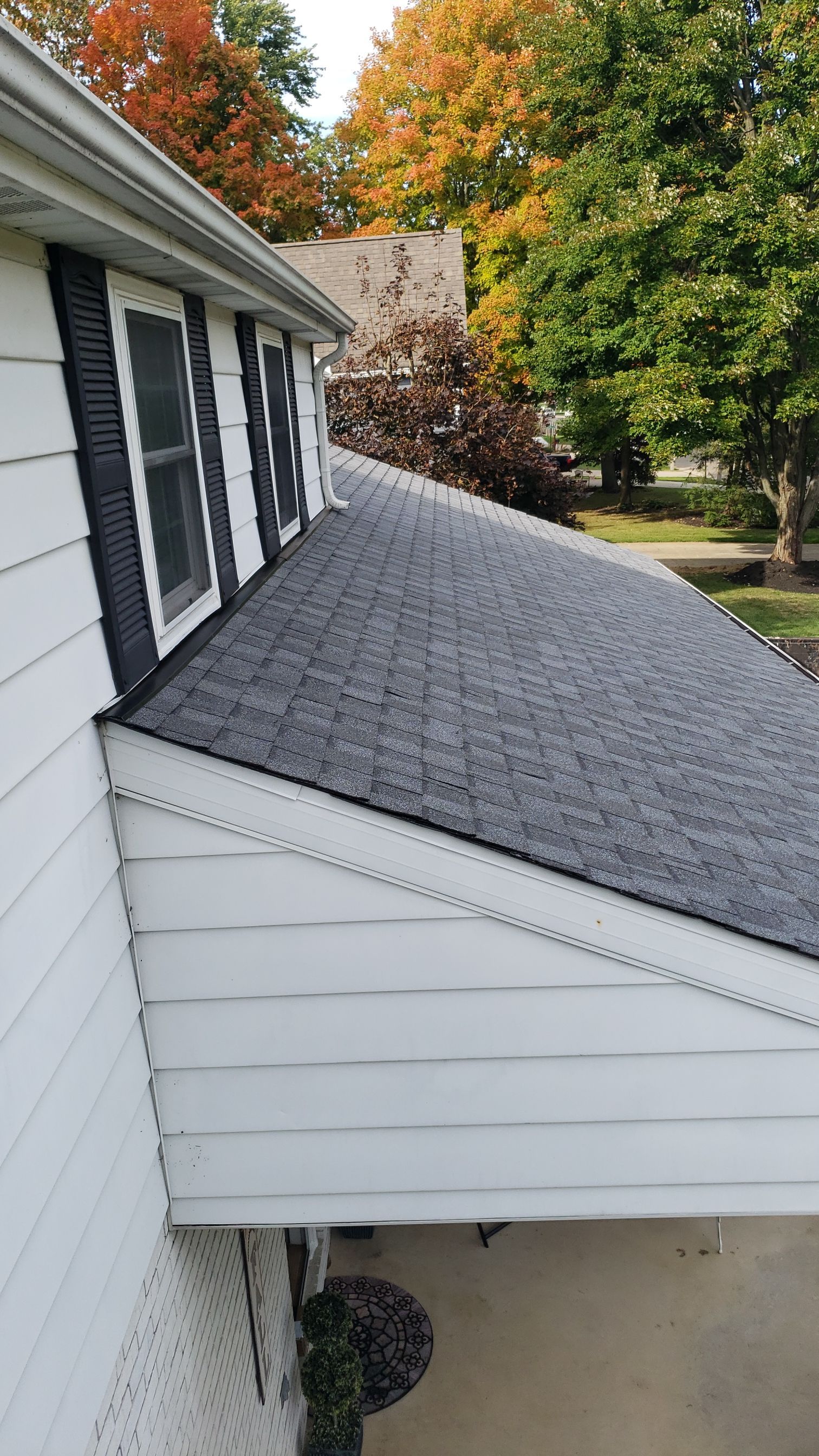 CERTAINTEED LANDMARK COLOR: PEWTER DRIP EDGE: WHITE by Eagle Eye Roofing