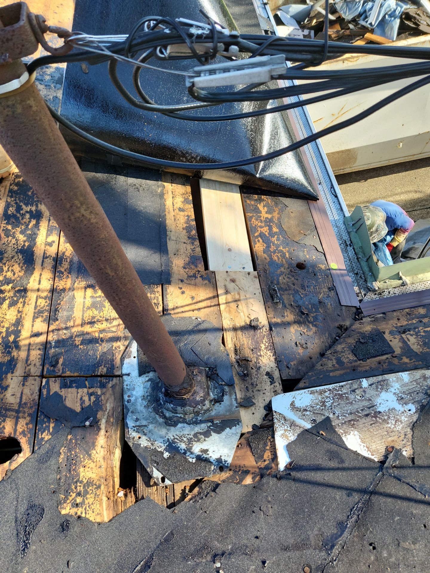 Atlas Pinnacle, Color, Weathered Wood, Drip Edge, Royal Brown by Eagle Eye Roofing