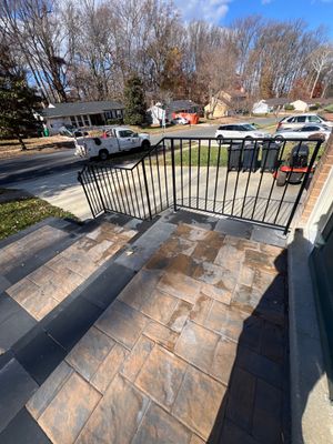 Single-Sided Safety Railing – Classic Exterior Iron Support