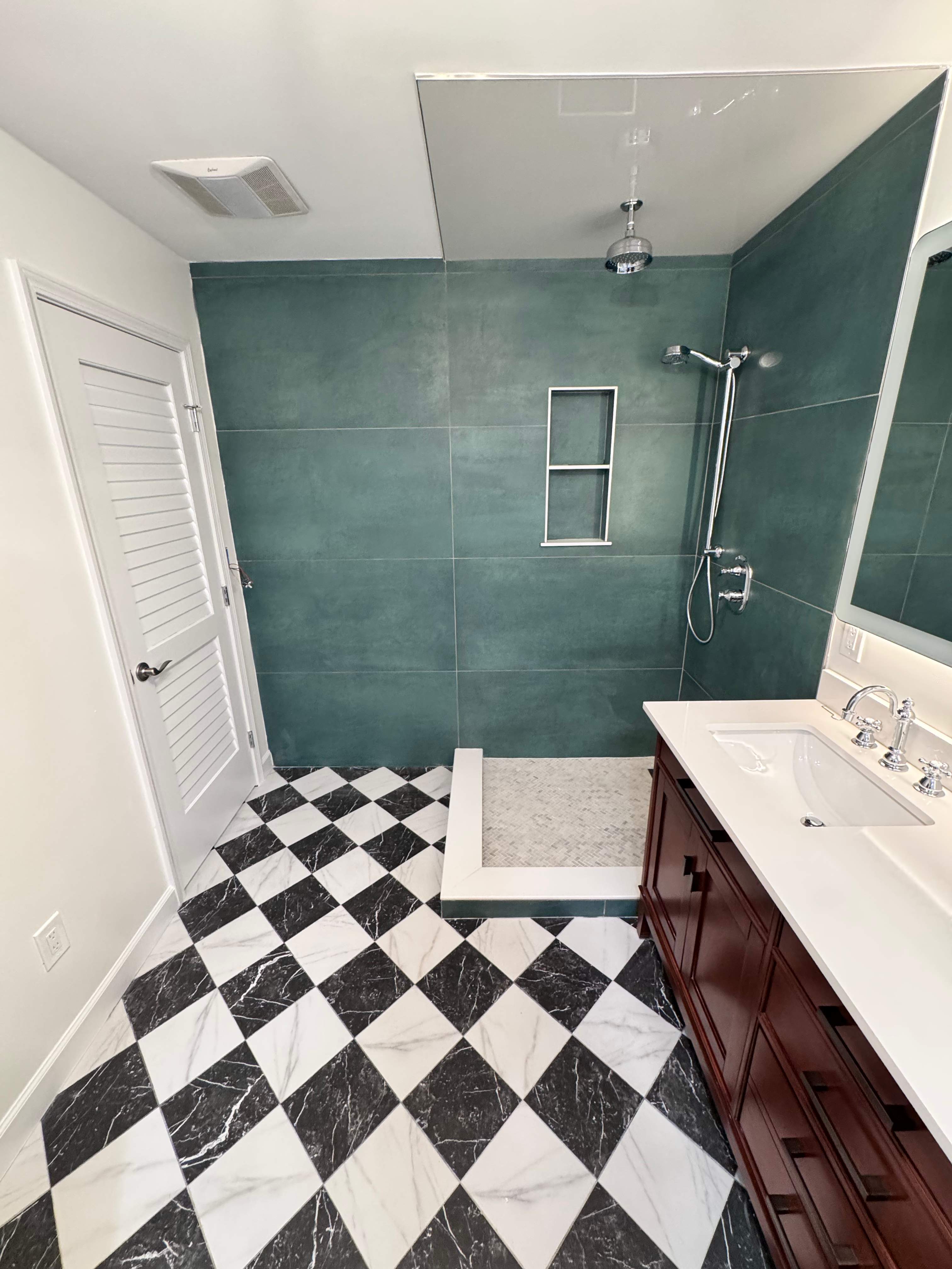 Master bathroom remodeling by Prudencio