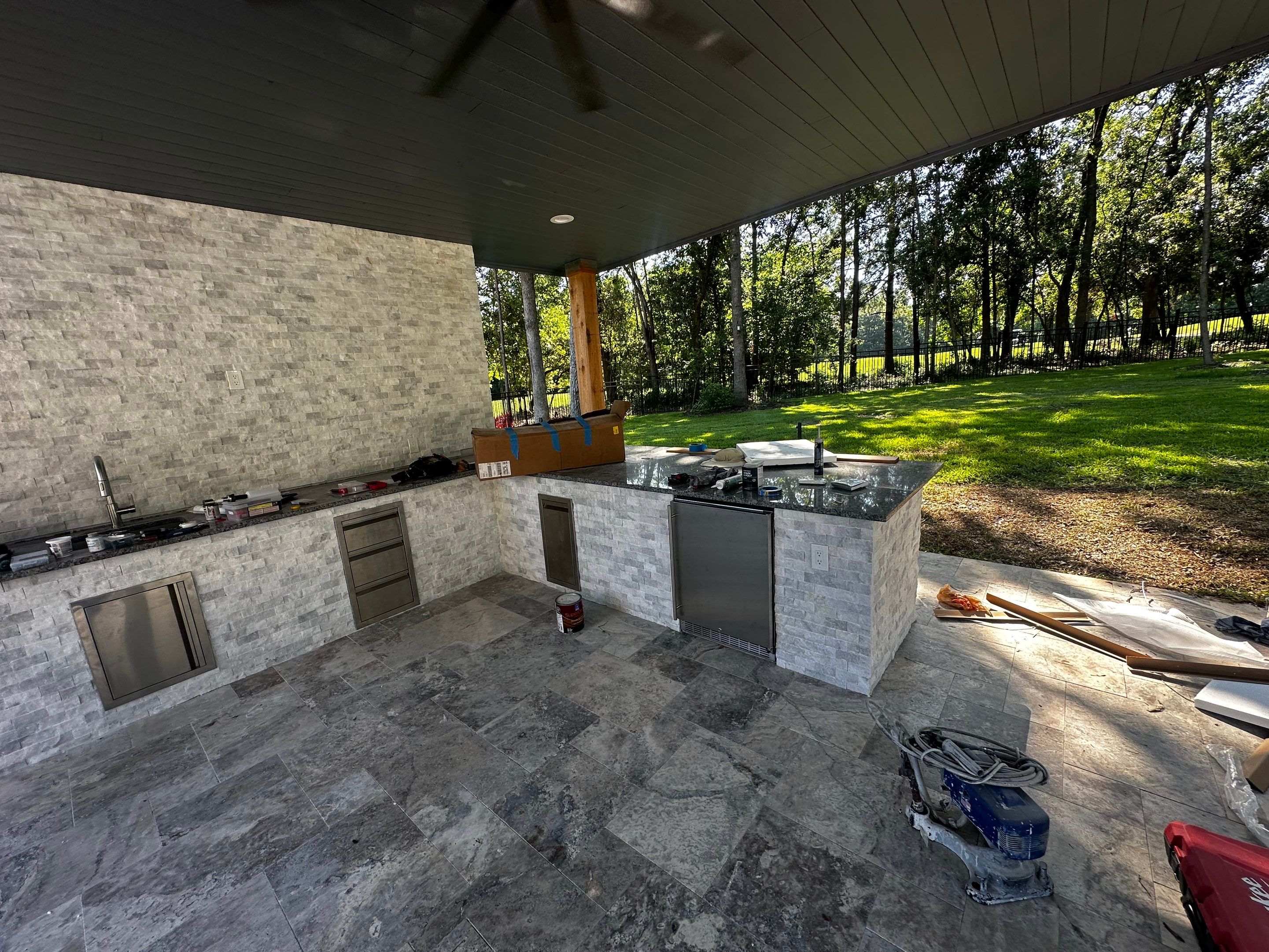 Modern Patio Cover and Kitchen in Montgomery by SophAlx LLC