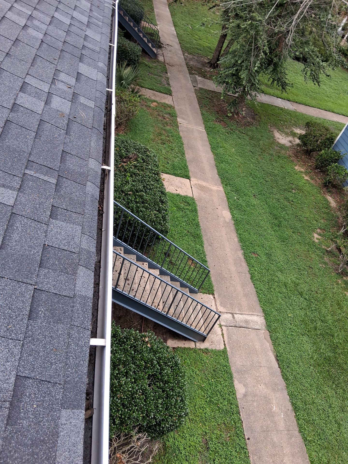Commercial gutter cleaning Gulfport & Biloxi, MS after photo with clean gutters