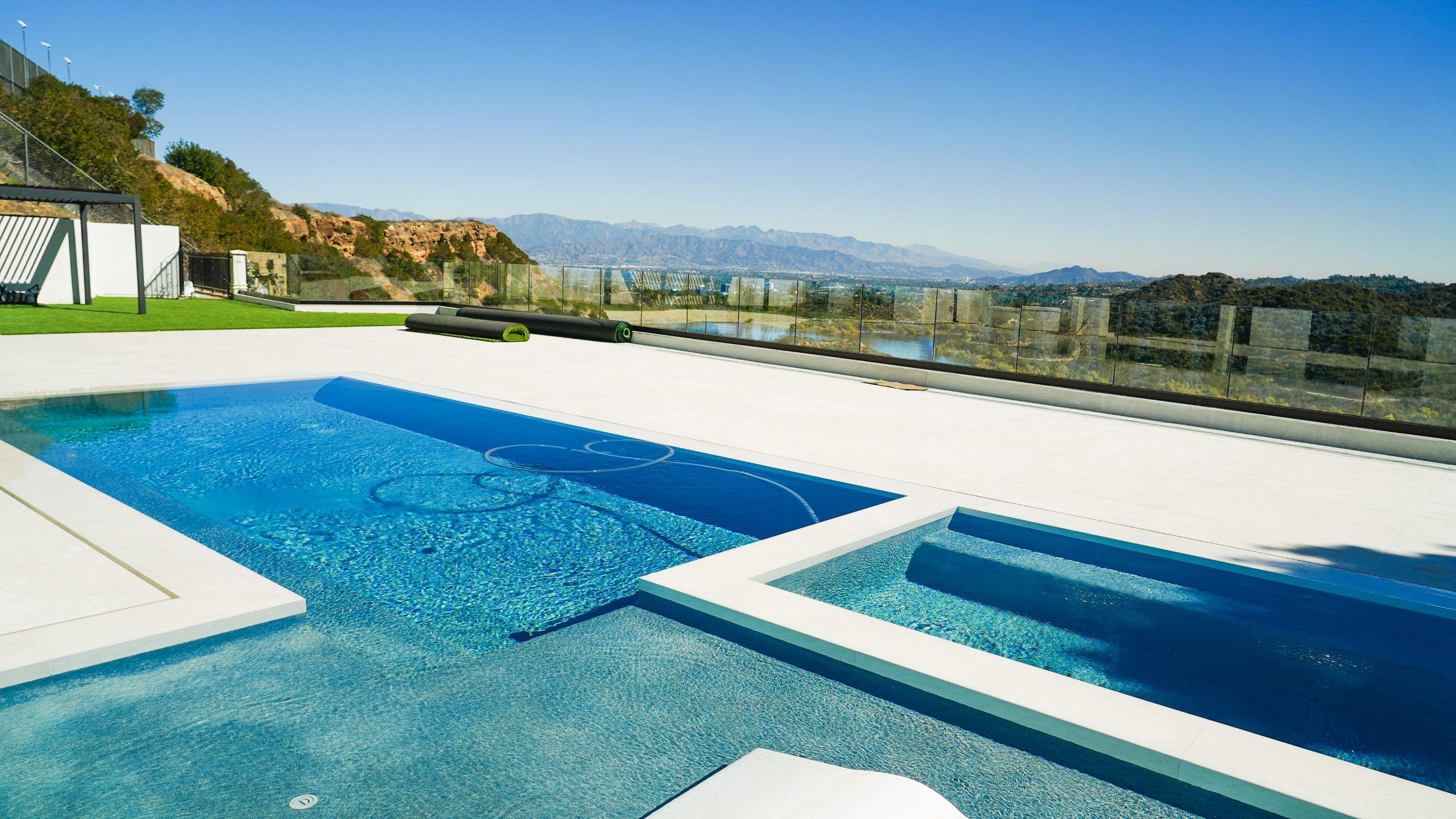 Zero-edge Pool & Backyard Trnasformation by Lax Home Inc 