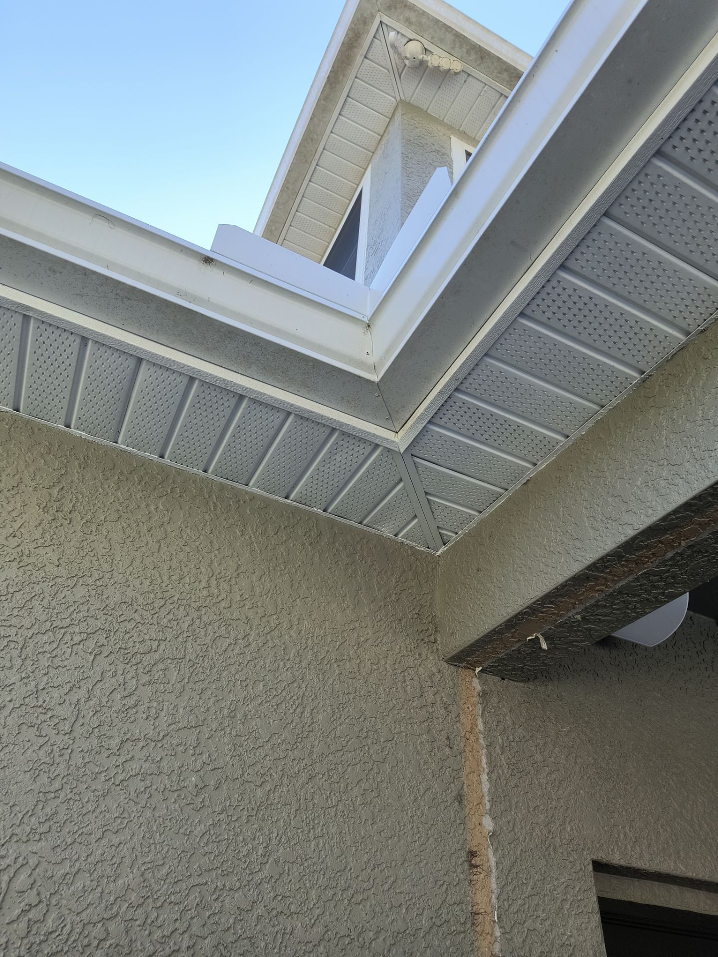 White 6'' Seamless K-style Gutters and Downspouts in Wesley Chapel, FL by Gutter Professors