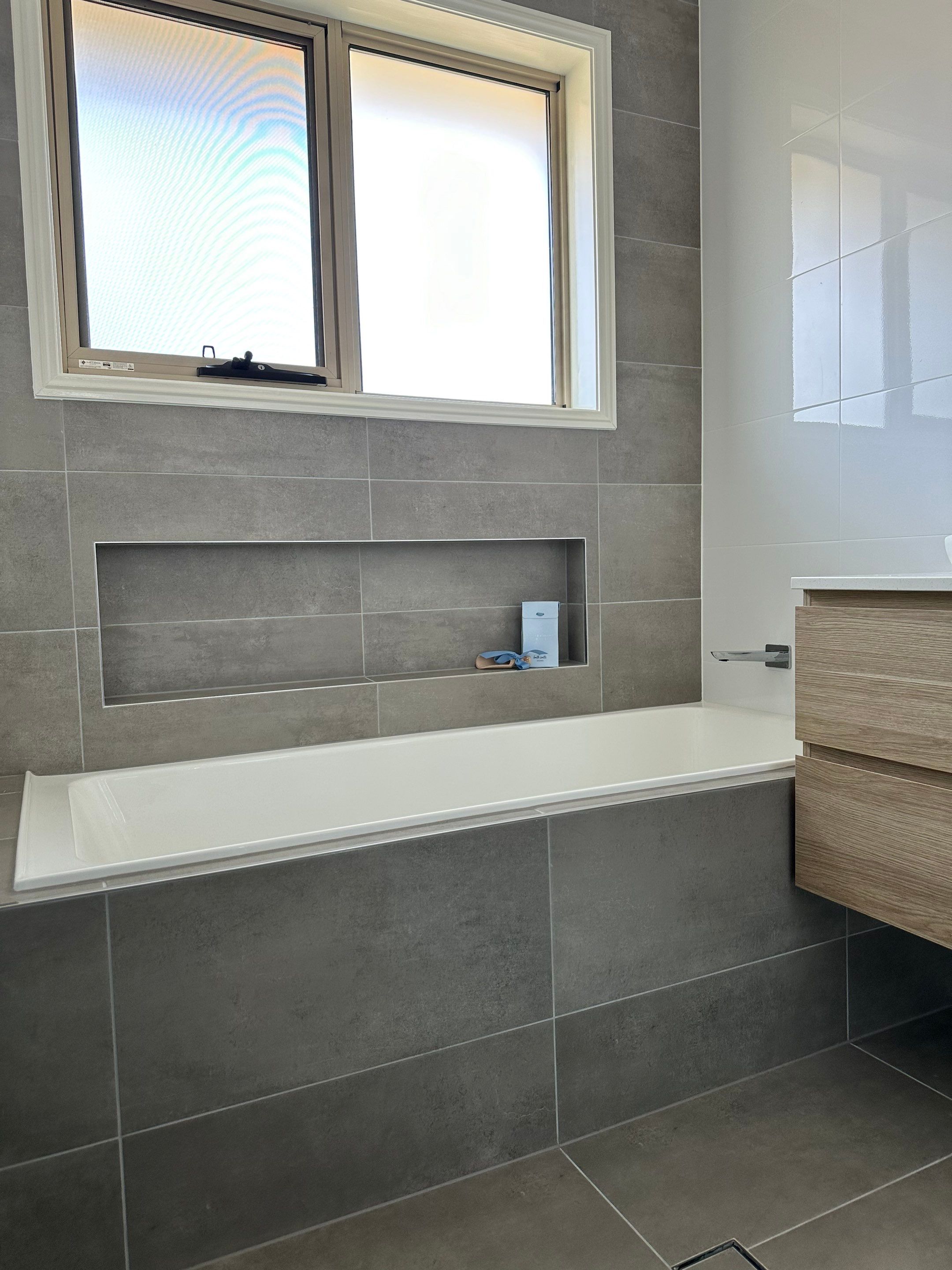 Main Bathroom, Ensuite, Toilet, Powder Room, and Laundry Renovation by Re-seal Bathrooms