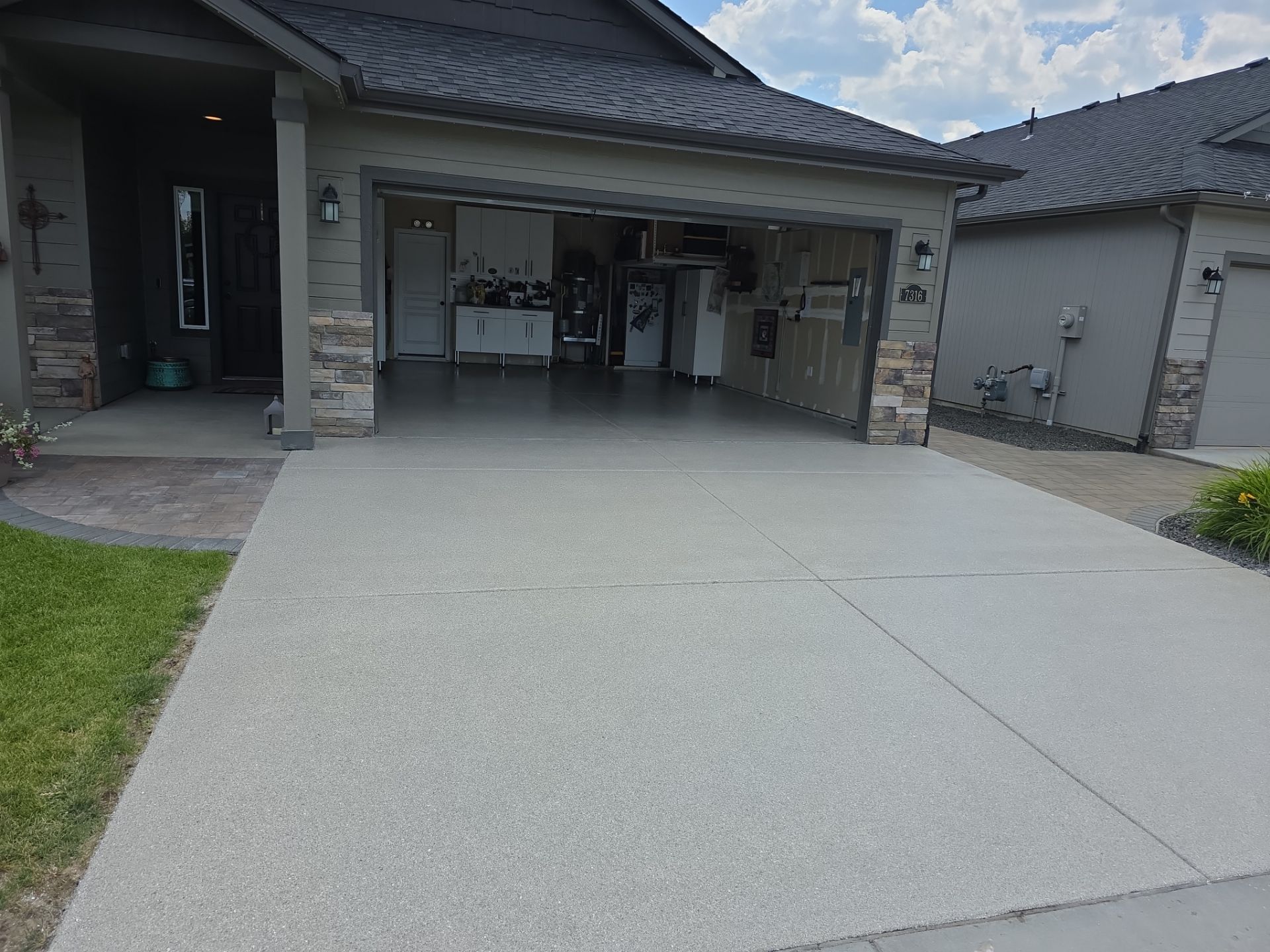 Driveway in Quartzite Hybrid by Croc Coatings, LLC