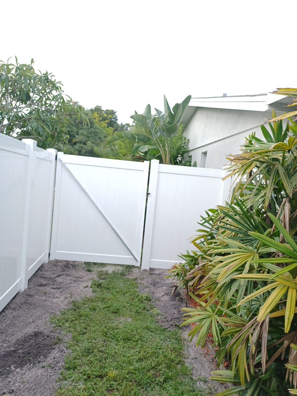Sarasota, FL 6ft. Tall White Vinyl Privacy Fence by Asap fence and gates, LLC