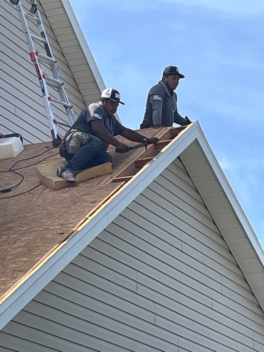 Residential Roofing Installation using Owens Corning Oakridge Roofing System by Undersun Roofing 