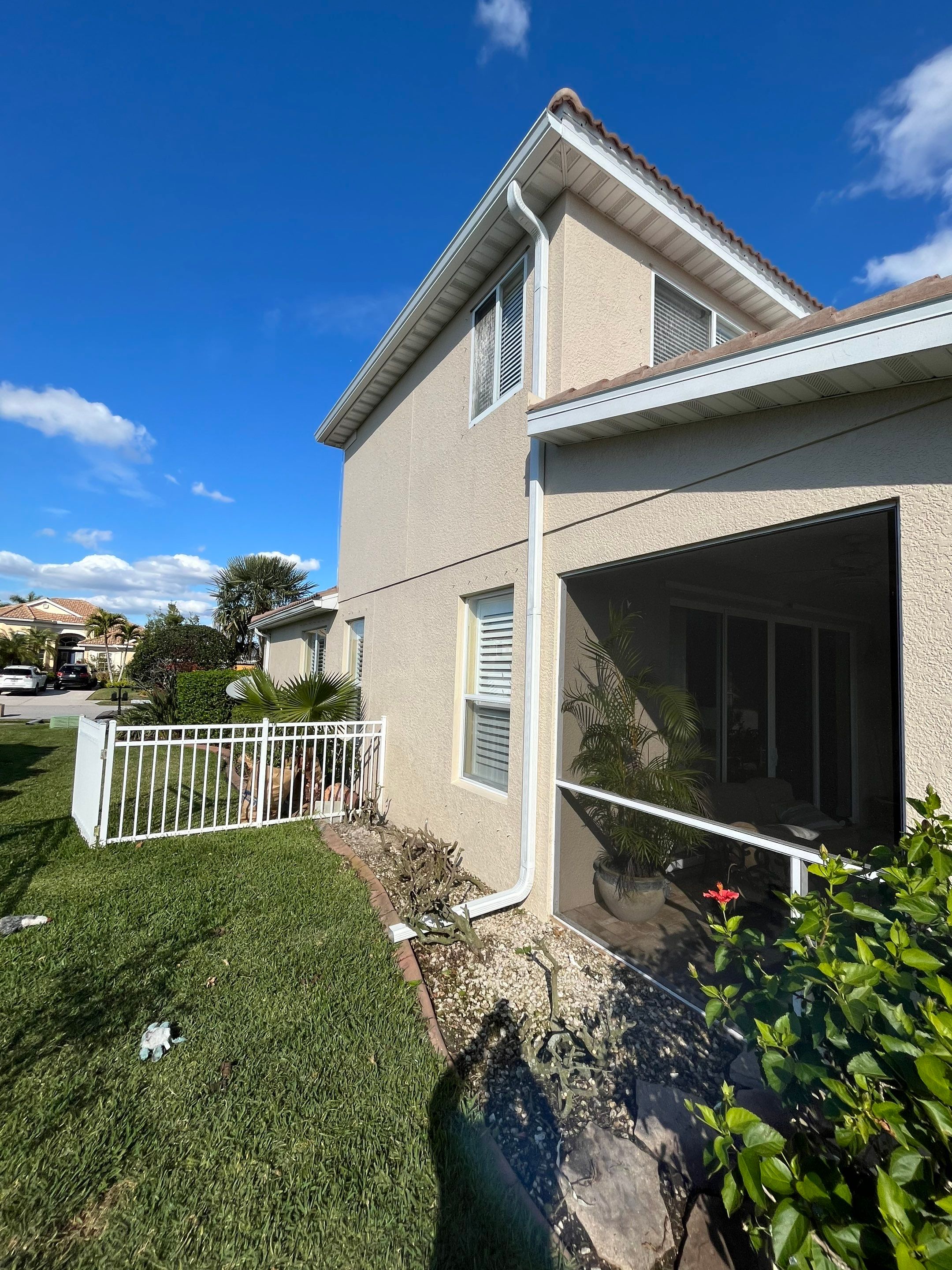 6 Inch Seamless Gutters using White Seamless Gutters in Sarasota FL by Gutter Professors