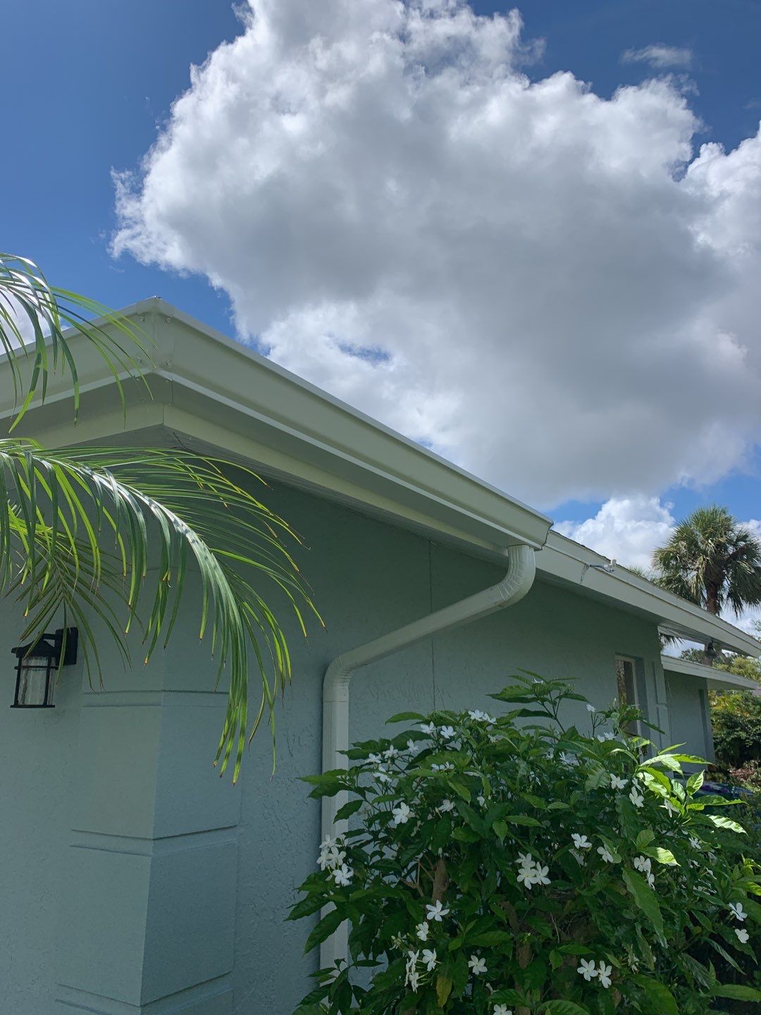 Aluminum Seamless Gutters using White Seamless Gutters in Sarasota FL by Gutter Professors