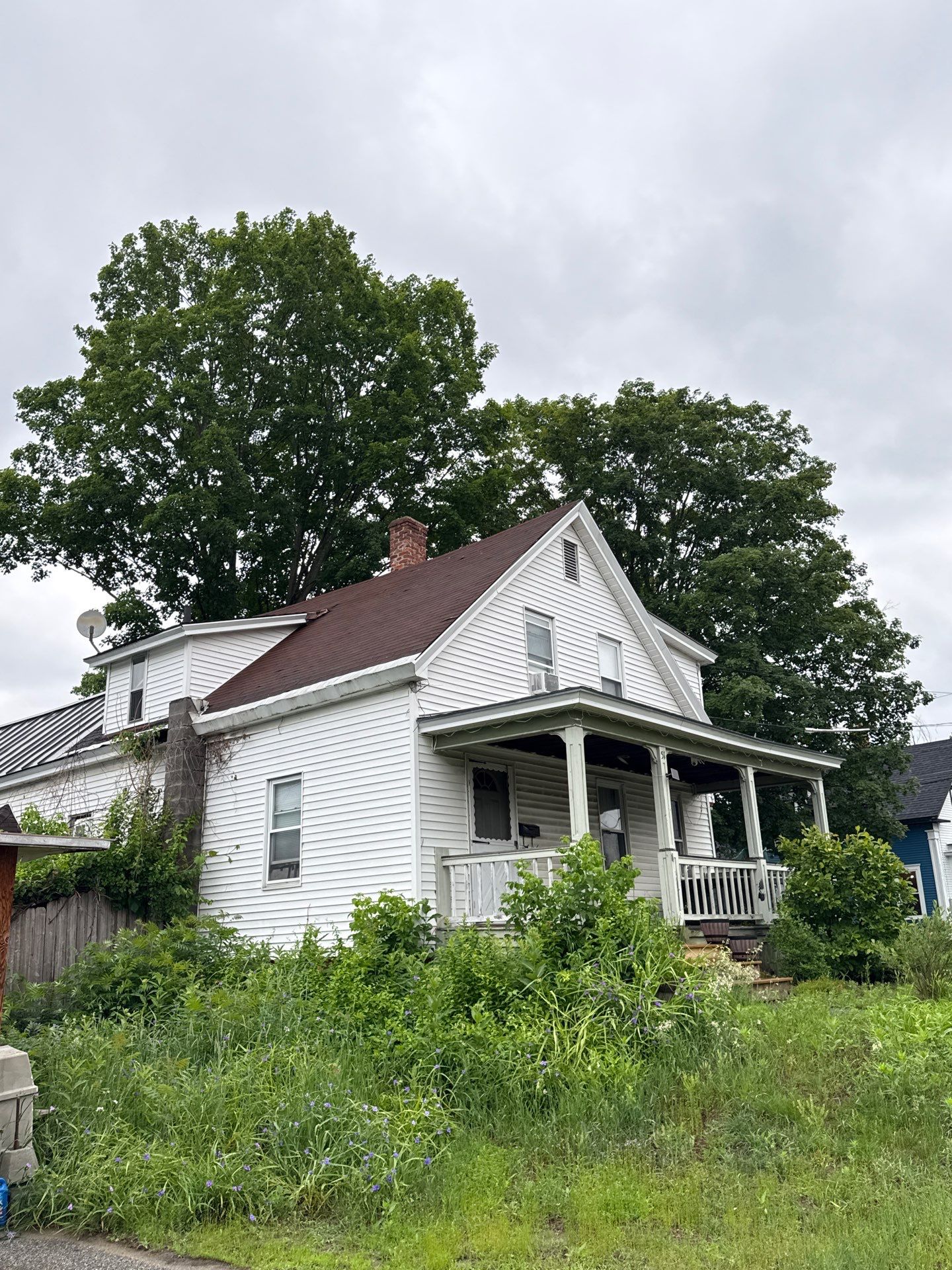 π‘ Another happy homeowner in Claremont, NH! πͺ by Tall pine roofing