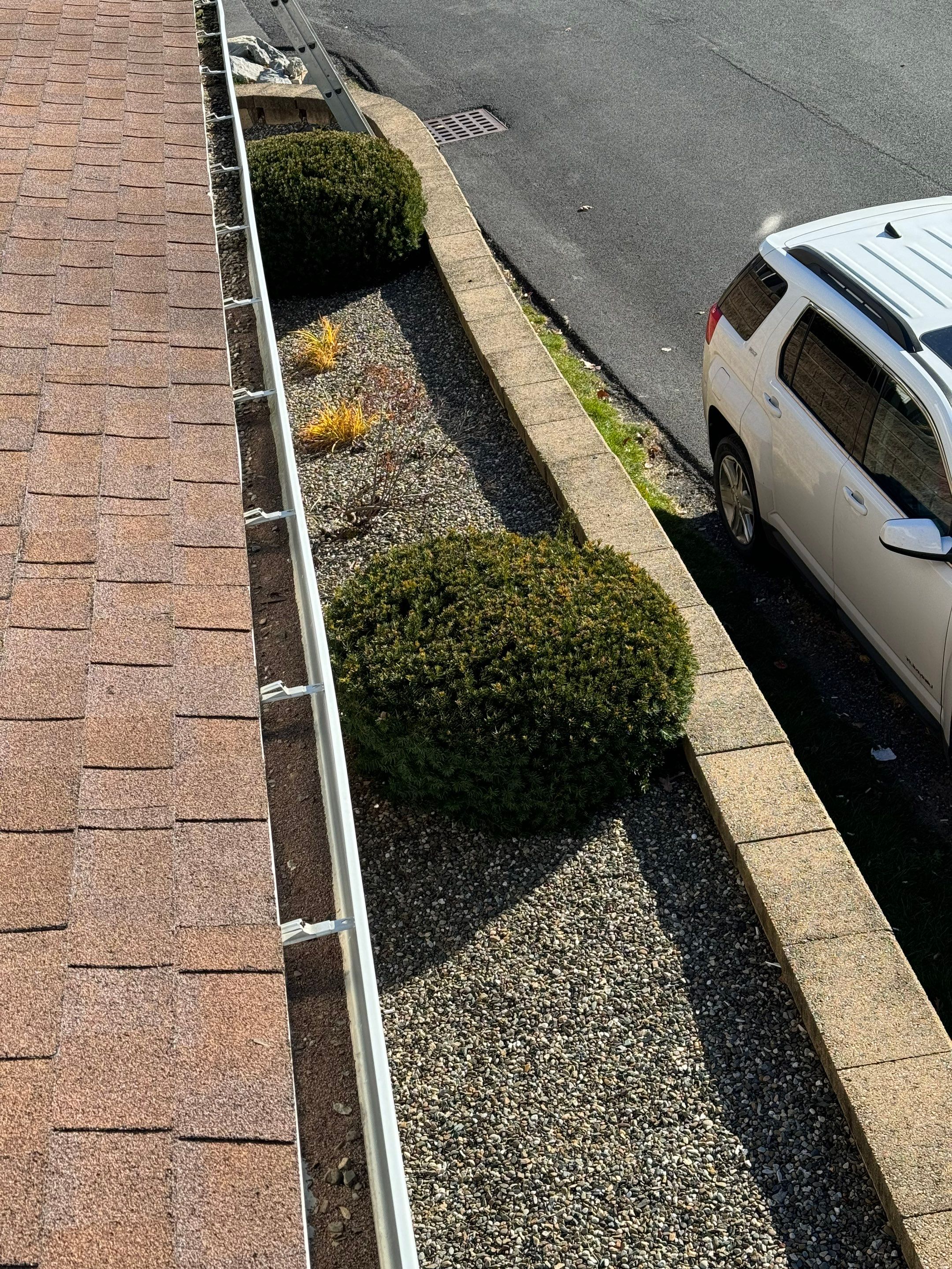 Commercial gutter cleaning Albany after photo with clean gutters