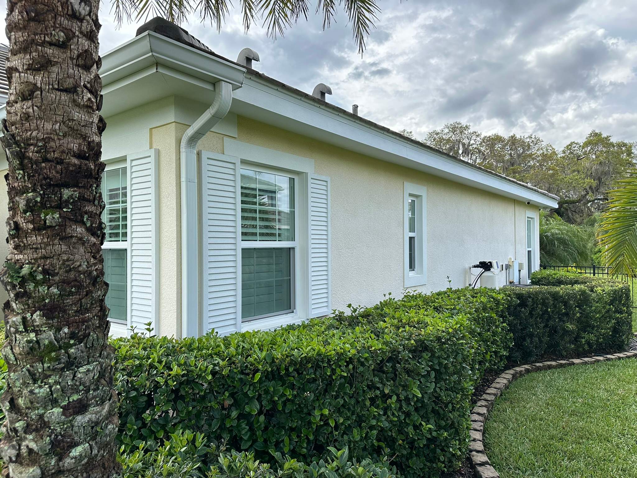House Wash & Pool Screen Enclosure Cleaning in Winding River Community, Bradenton, FL | Sunshine AquaWash by Sunshine AquaWash