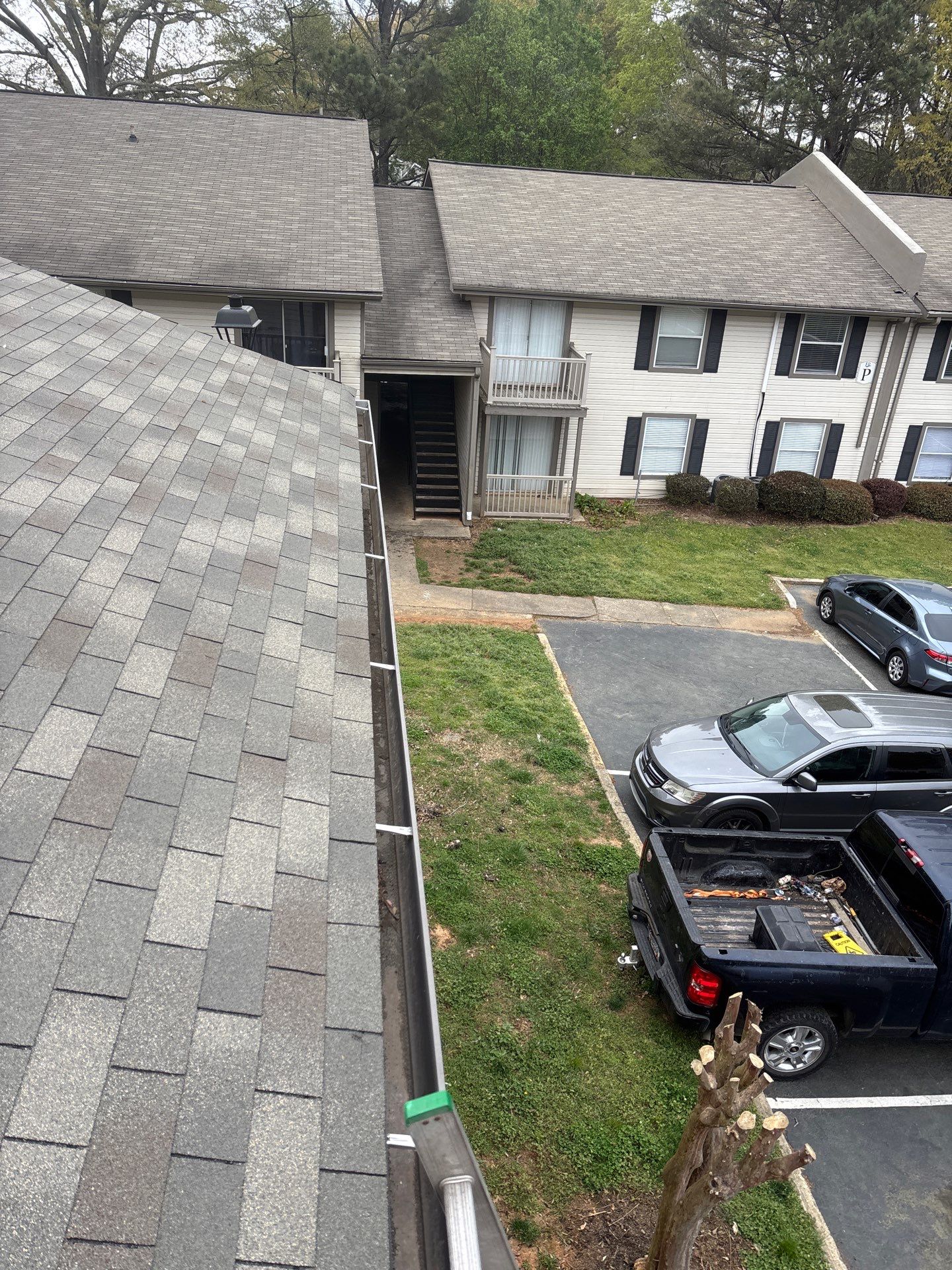 Commercial gutter cleaning Georgia after photo with clean gutters.