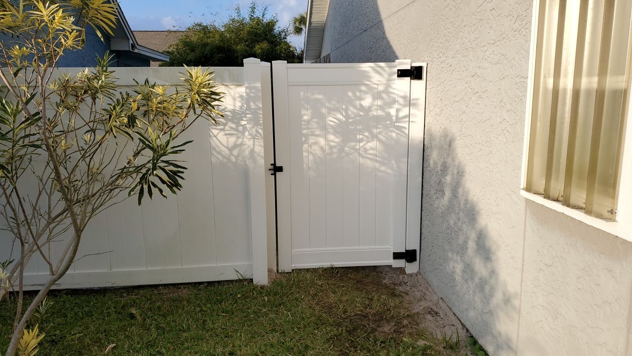 Nice clean look by Hip Square Fence Inc.