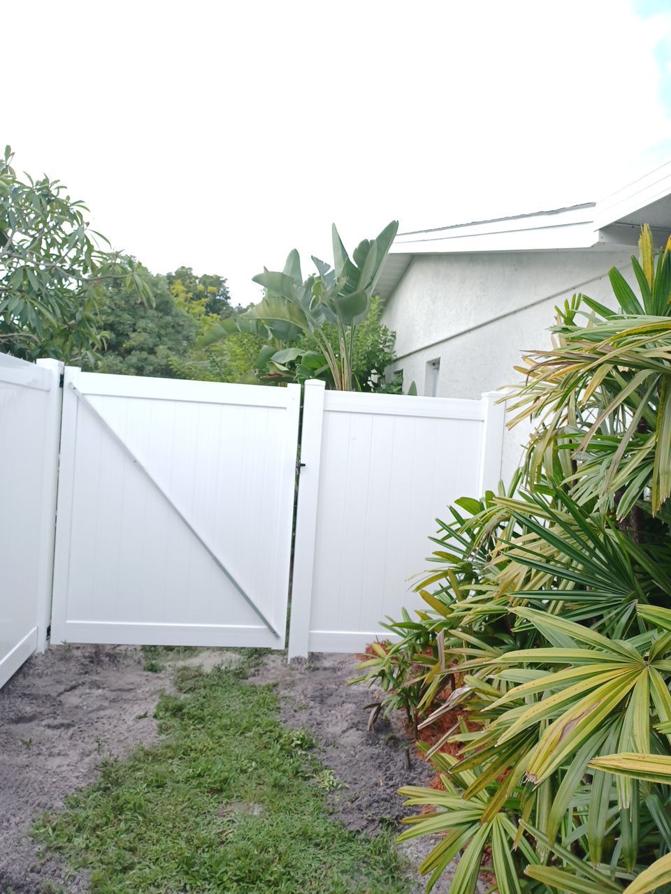 Sarasota, FL 6ft. Tall White Vinyl Privacy Fence by Asap fence and gates, LLC