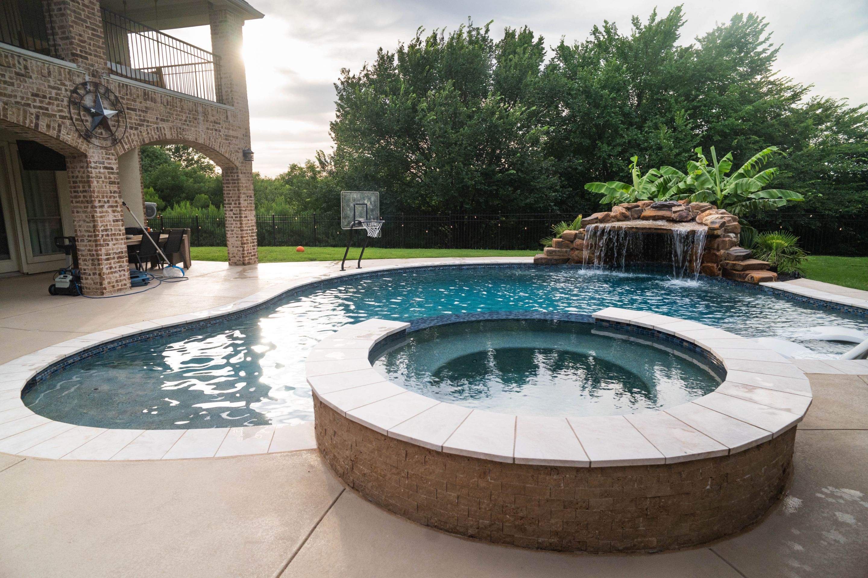 Large Freeform Resort-Style Pool by Pinnacle Pools and Spas - DFW