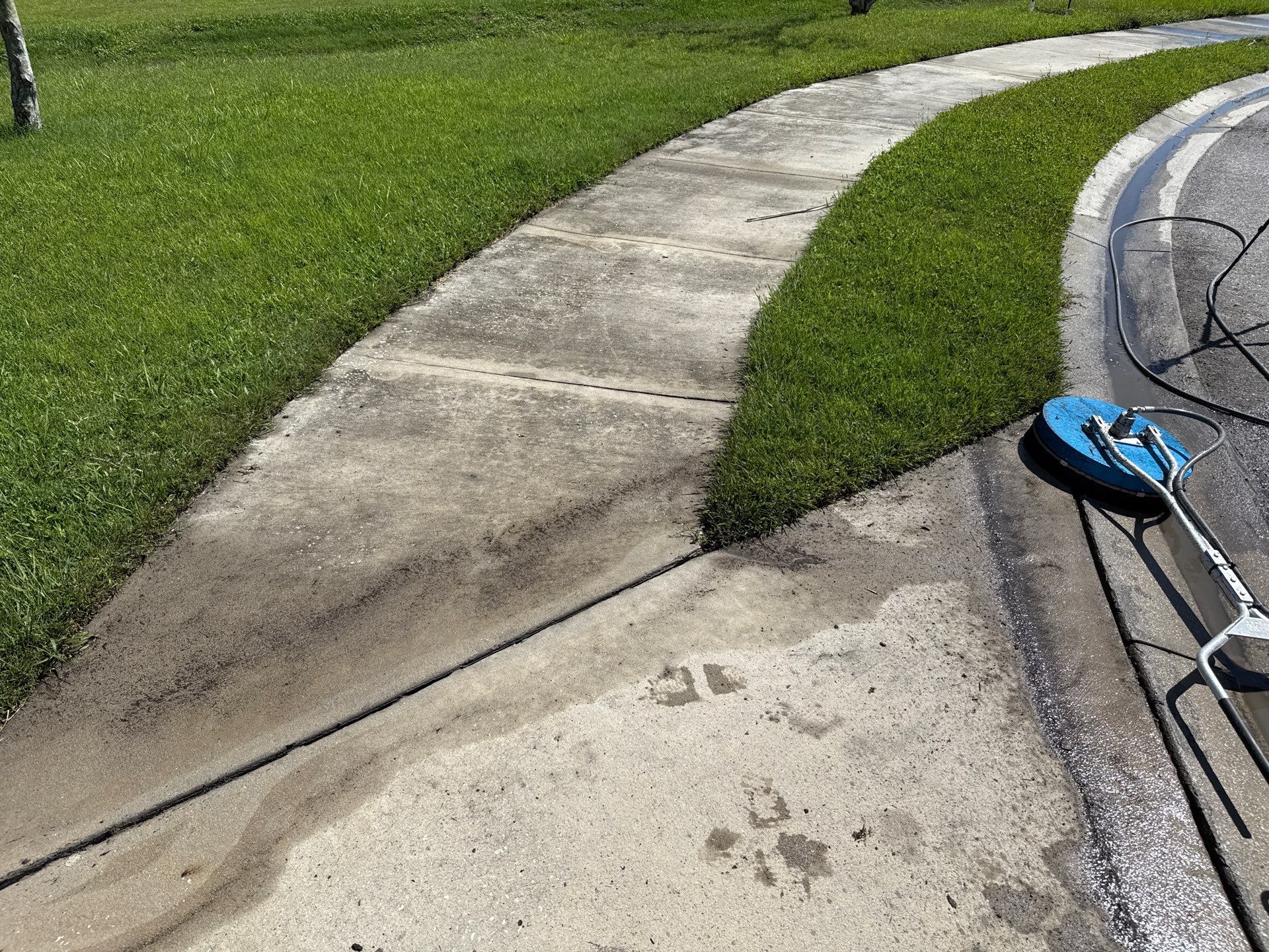 Concrete Driveway & Sidewalk Cleaning in Crystal Lakes – Palmetto, FL by Sunshine AquaWash