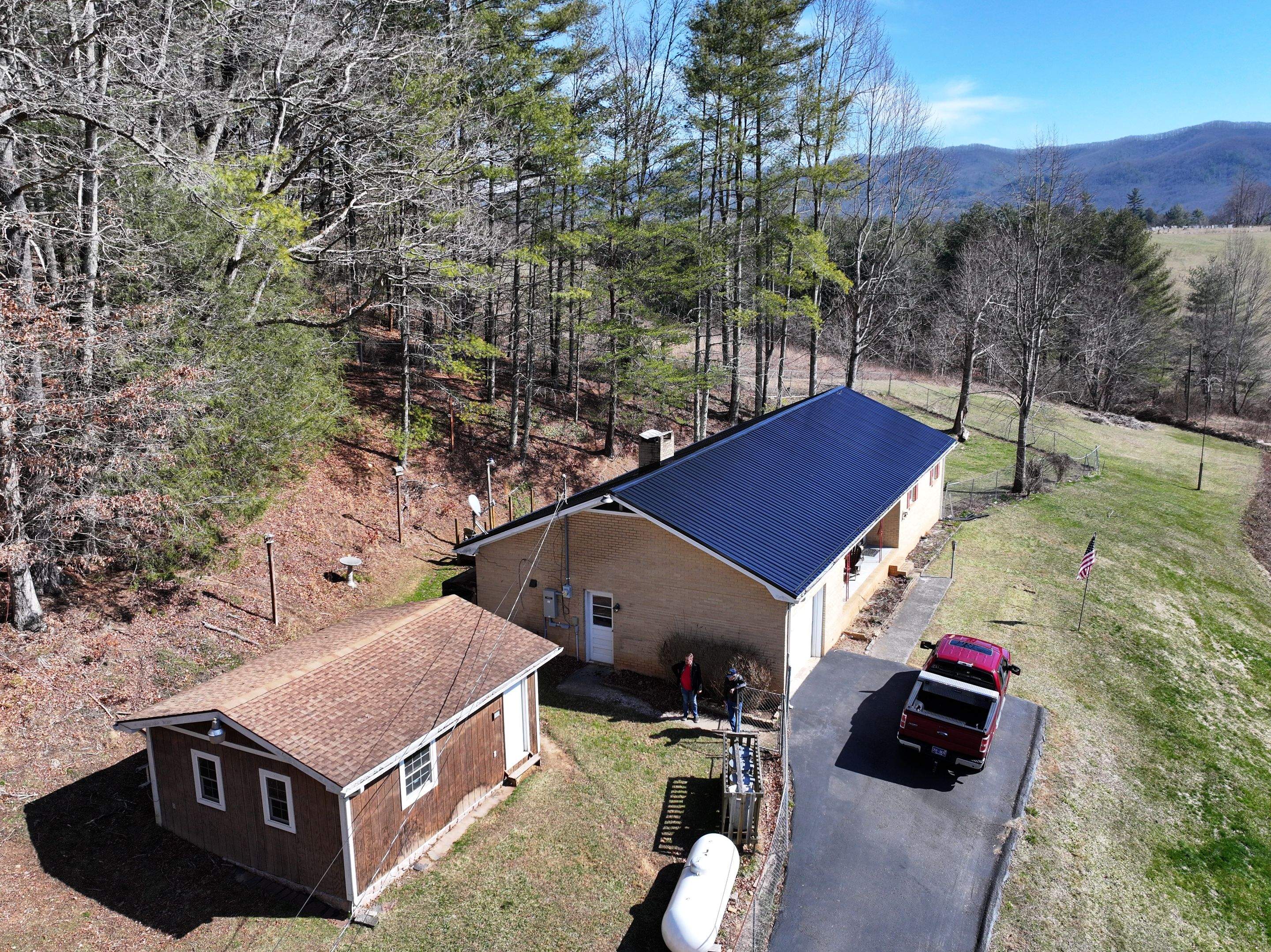 Cousins Residence by Omnia Roofing