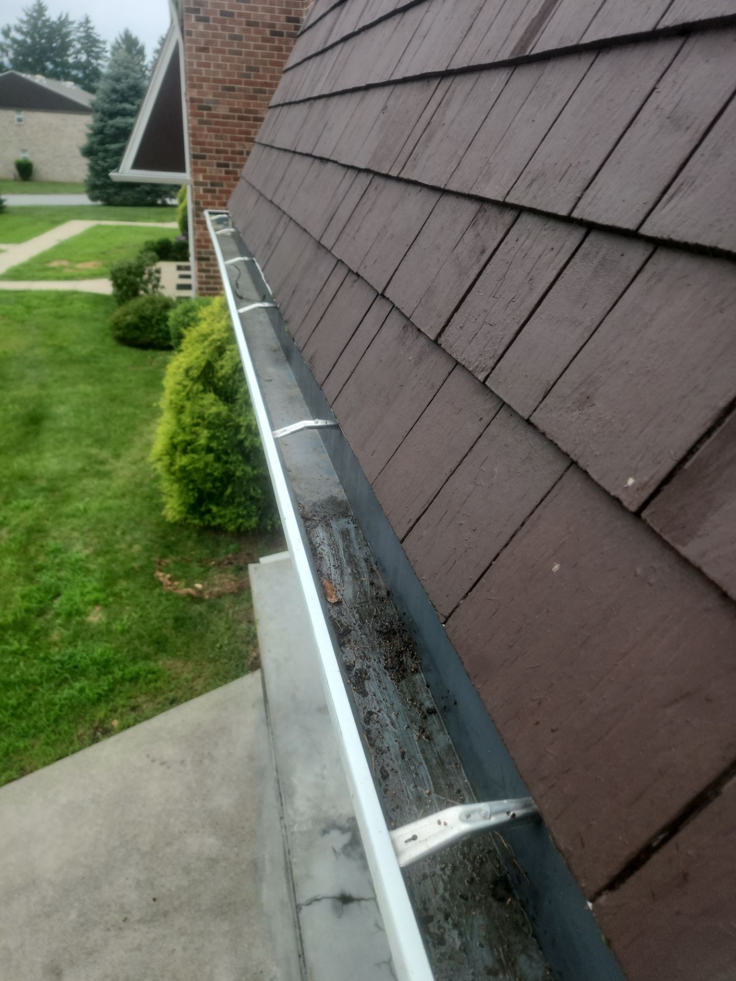 HOA gutter cleaning after photo.